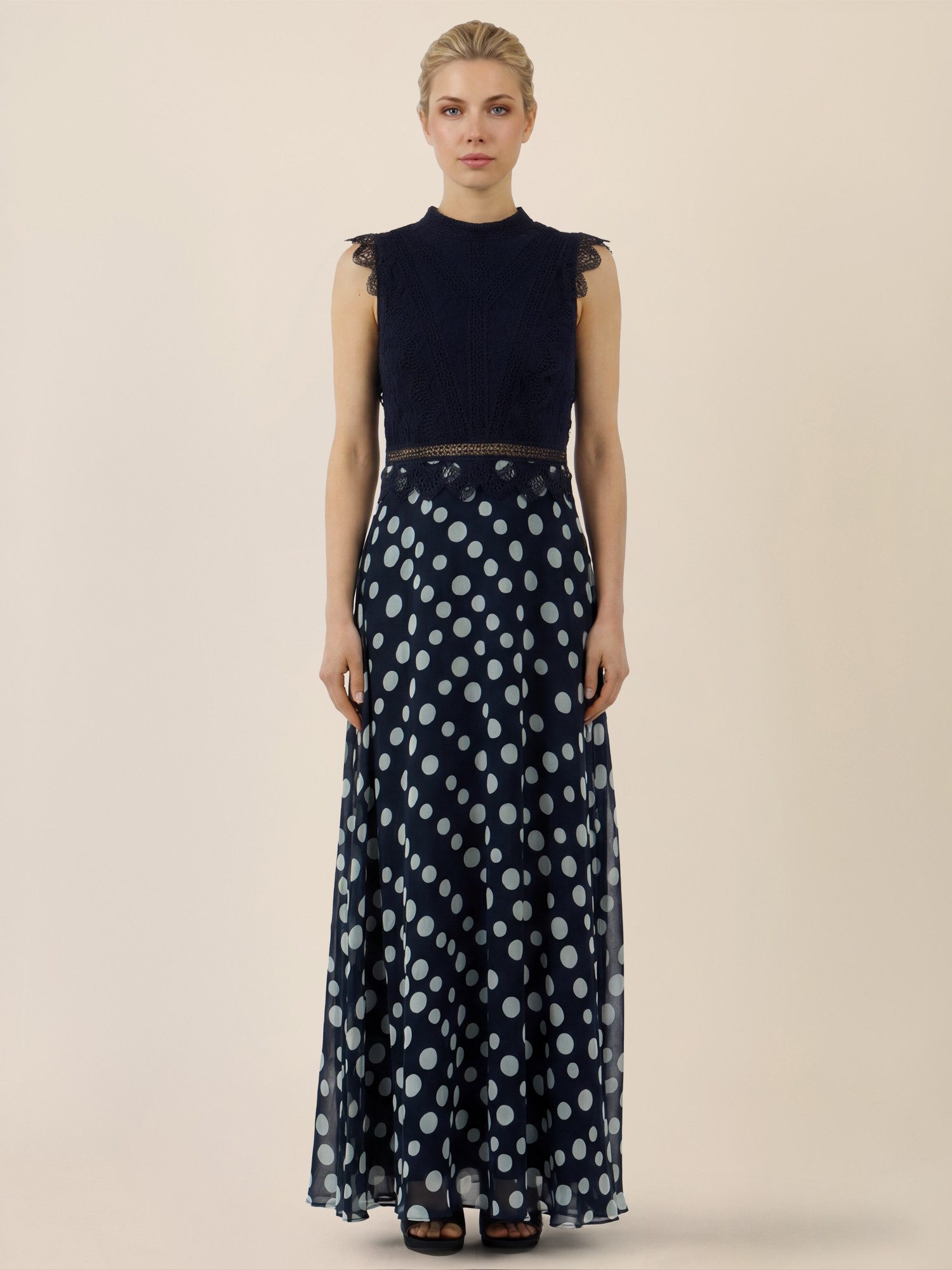 Apart Abendkleid mit Spitzenoberteil und Punkterock