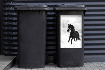 MuchoWow Wandsticker Pferd - Schnee - Wald (1 St), Mülleimer-aufkleber, Mülltonne, Sticker, Container, Abfalbehälter