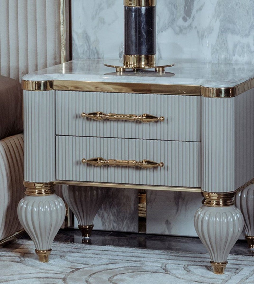 Casa Padrino Beistelltisch Luxus Art Deco Nachtkommode Grau / Weiß / Gold 64 x 51 x H. 59 cm - Prunkvoller Massivholz Nachttisch mit 2 Schubladen - Art Deco Schlafzimmer & Hotel Möbel - Luxus Kollektion