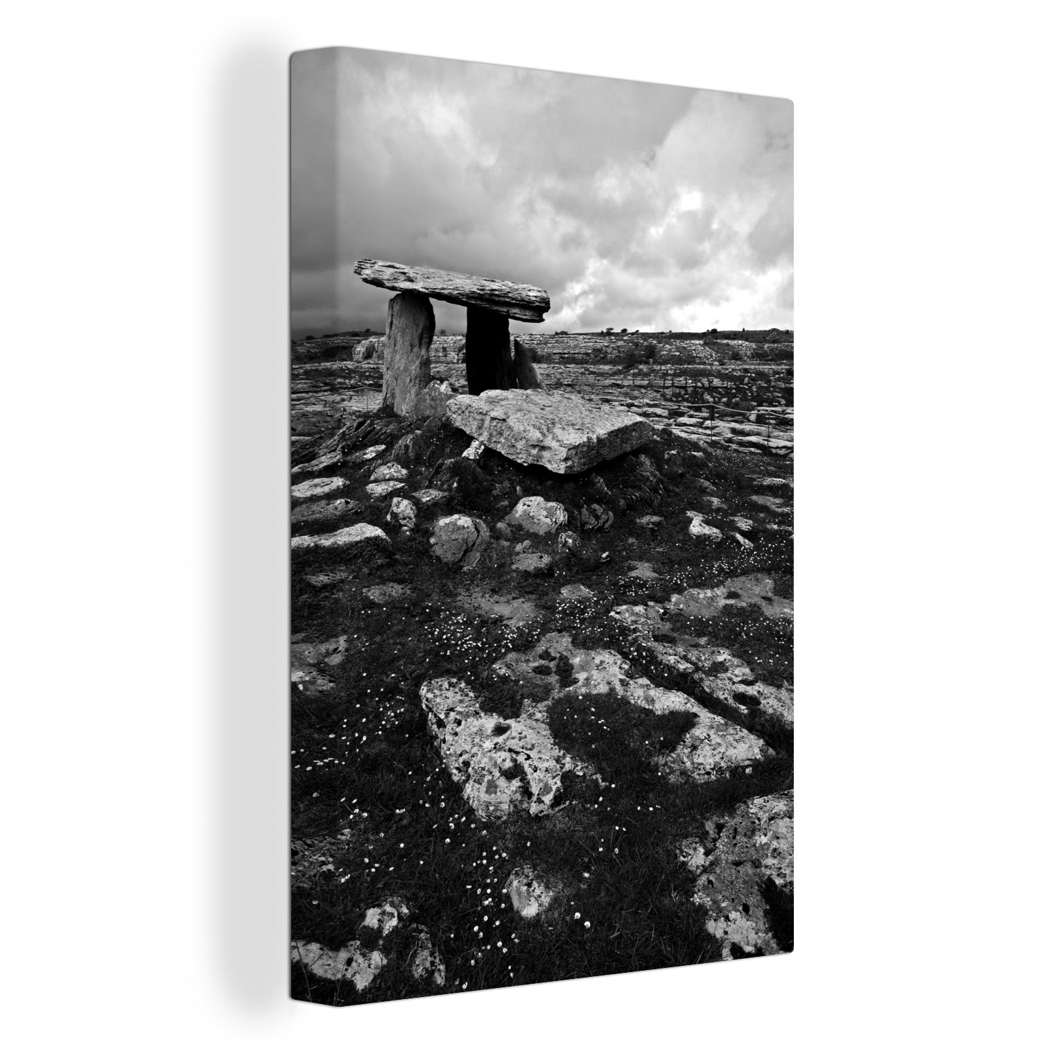 OneMillionCanvasses® Leinwandbild Ein in einer Landschaft versteckter Dolmen - schwarz-weiß, (1 St), Leinwandbild fertig bespannt inkl. Zackenaufhänger, Gemälde, 20x30 cm