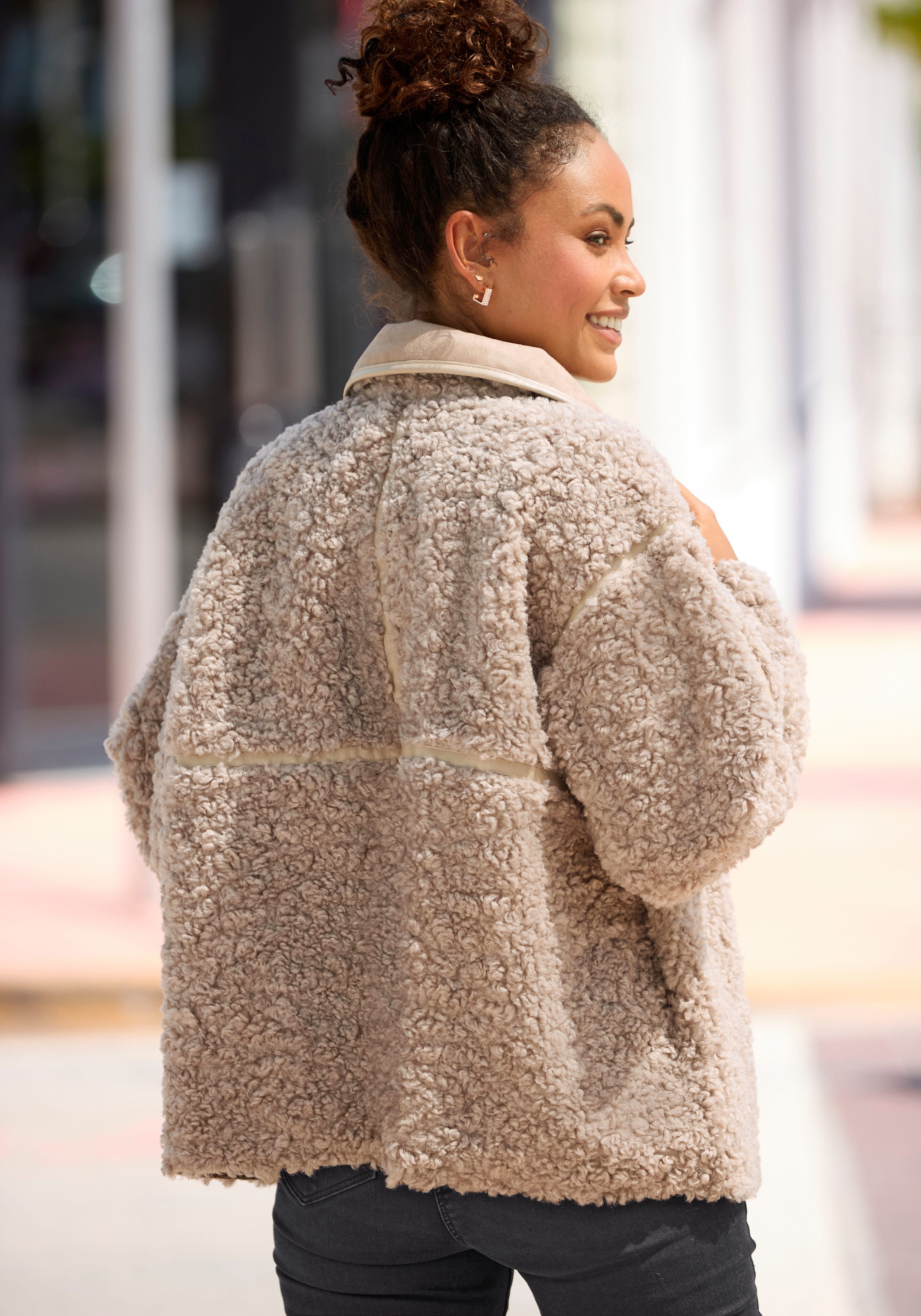 LASCANA Fellimitatjacke mit Lederimitat-Einsätzen, Sherpa-Jacke aus Teddyplüsch mit Taschen