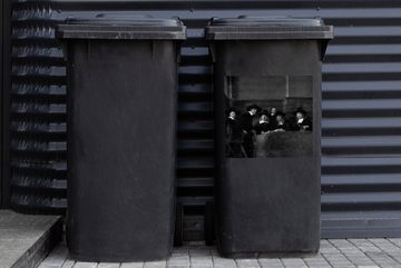 MuchoWow Wandsticker Die Stahlmeister - Gemälde von Rembrandt van Rijn - schwarz-weiß (1 St), Mülleimer-aufkleber, Mülltonne, Sticker, Container, Abfalbehälter