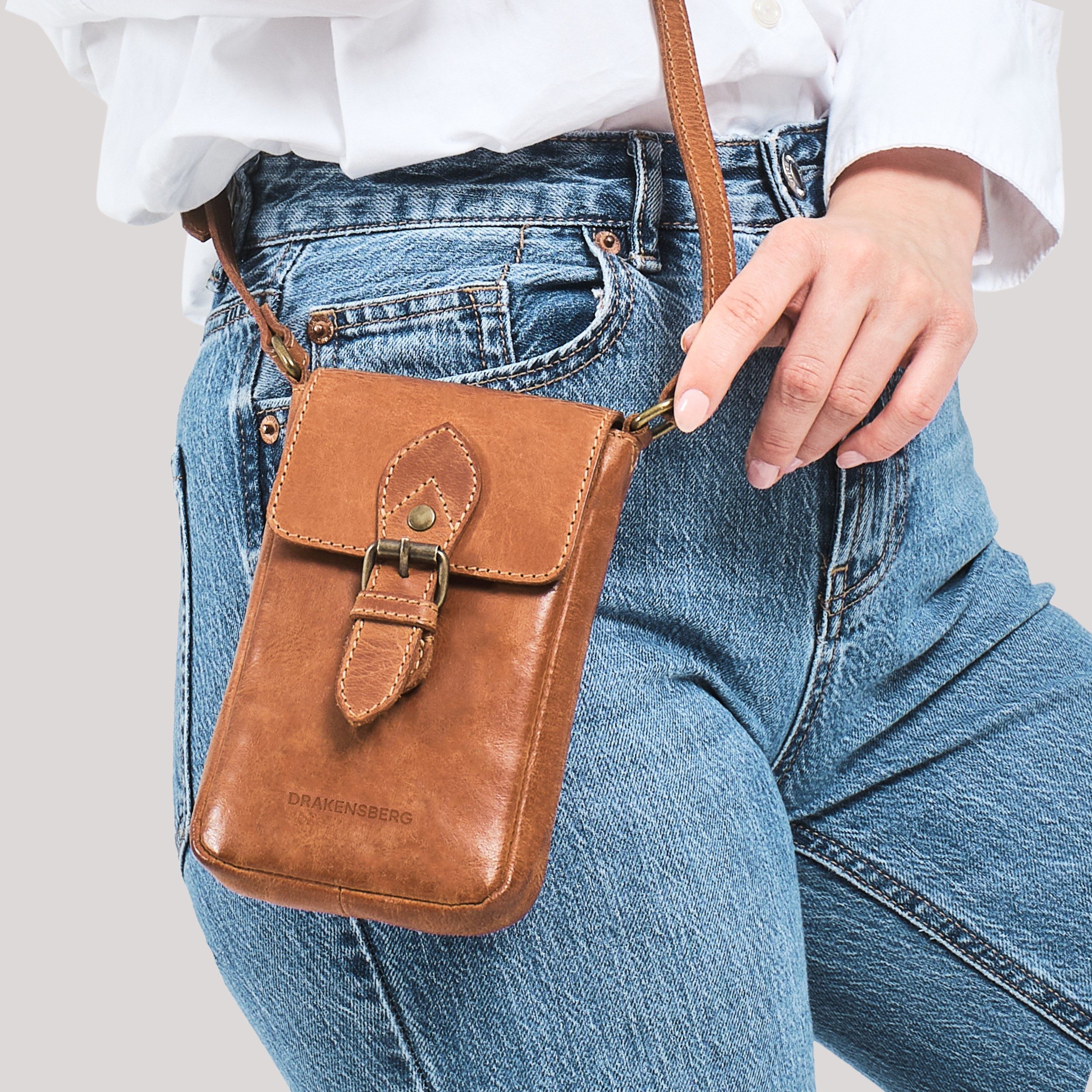 DRAKENSBERG Handytasche zum Umhängen »Jessy« Cognac-Braun, für Damen und Herren, Universalgröße für alle Modelle, Büffelleder