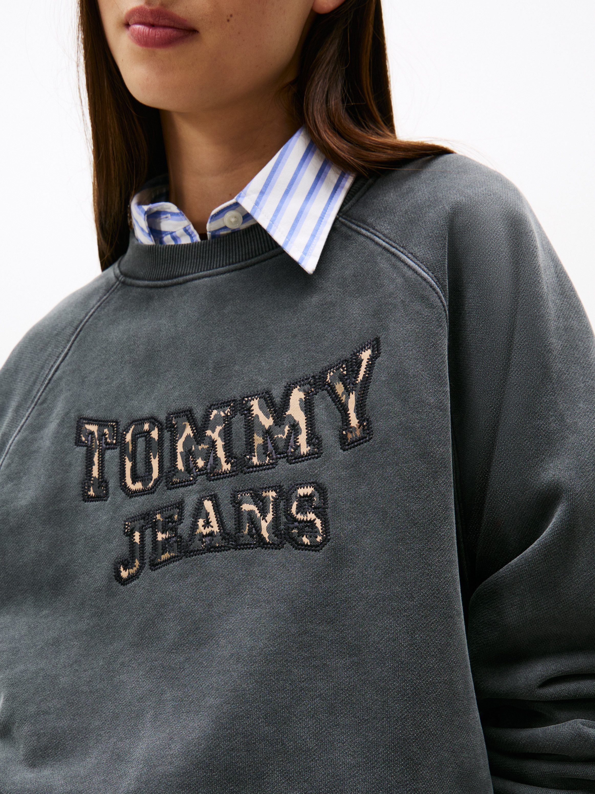 Tommy Jeans Sweatshirt TJW BXY LEOPARD VARSITY CREW günstig online kaufen