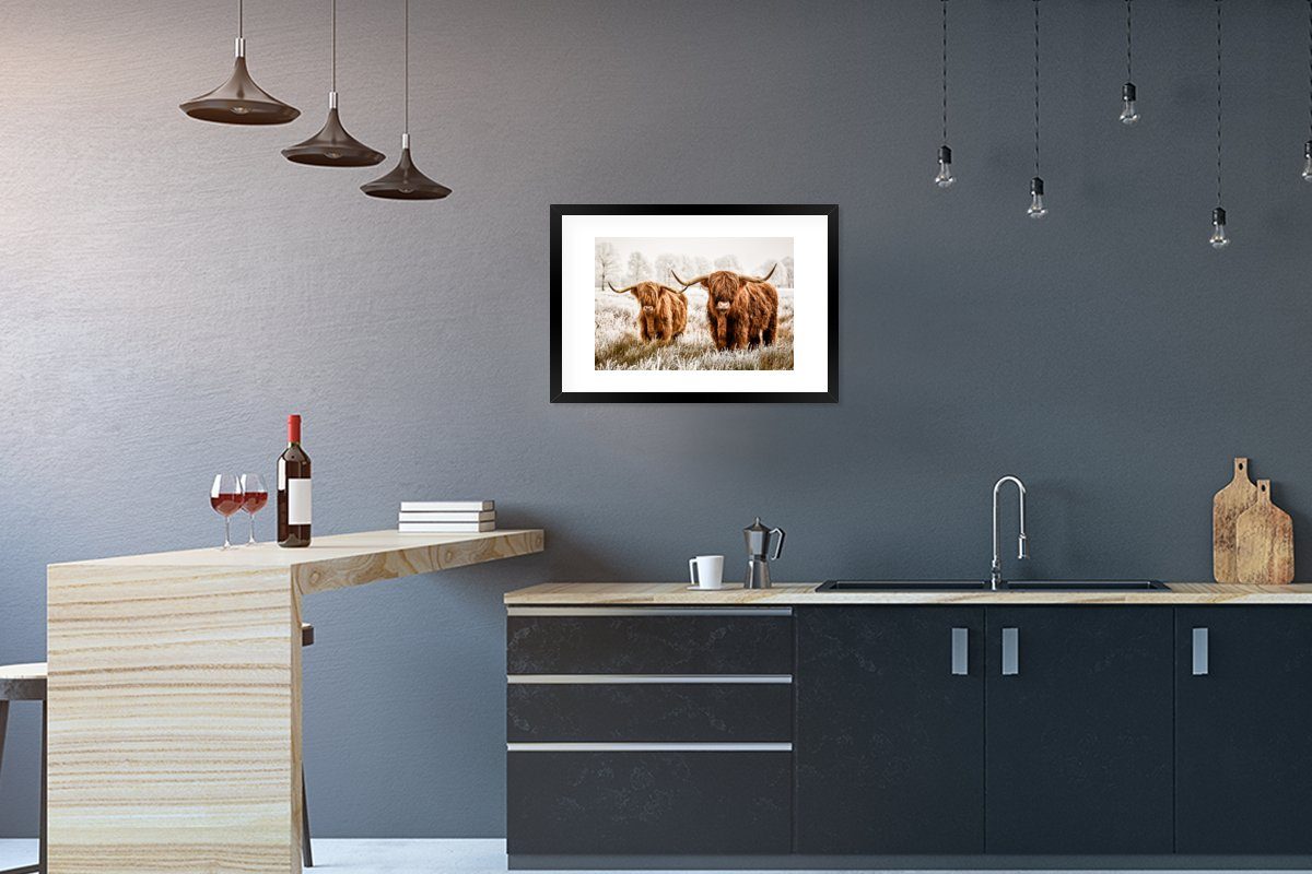Rahmen, Poster, St), Poster - Natur Kunstdruck, - Gerahmtes Kuh Schottischer Schwarzem Winter, - (1 Bilderrahmen Hochländer mit MuchoWow