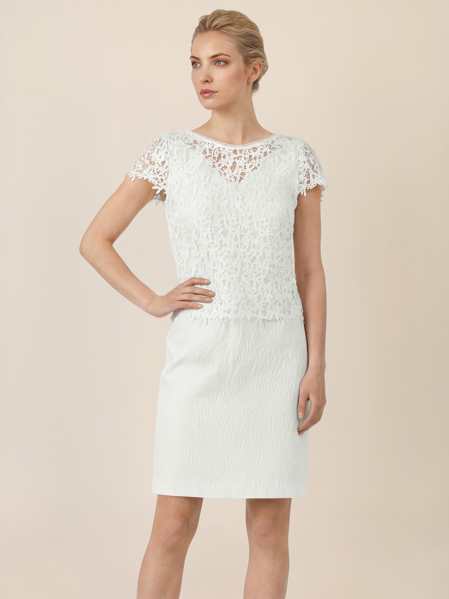 Apart Brautkleid mit floraler Struktur