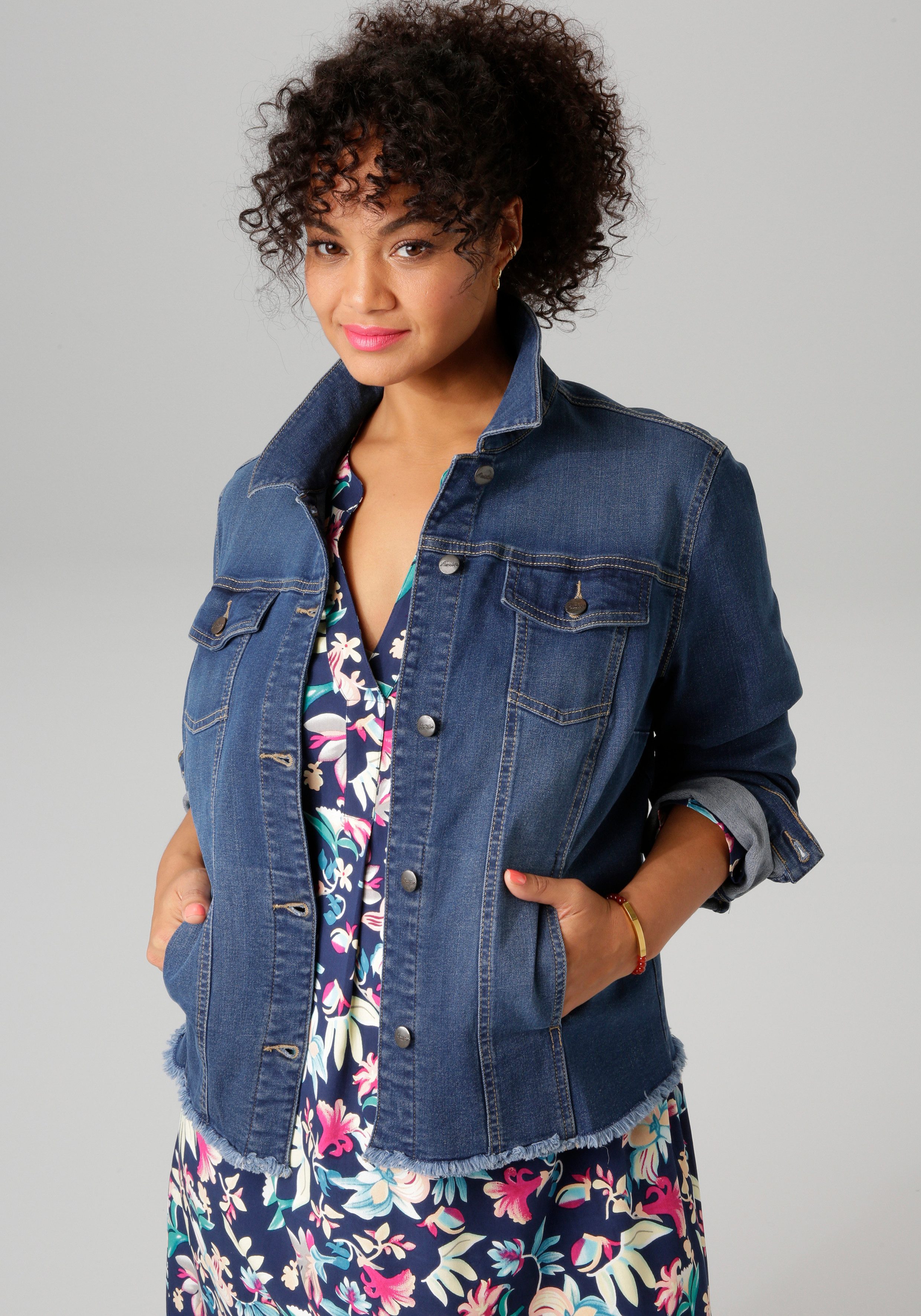 Aniston PLUS Jeansjacke, mit ausgefranstem Saum günstig online kaufen