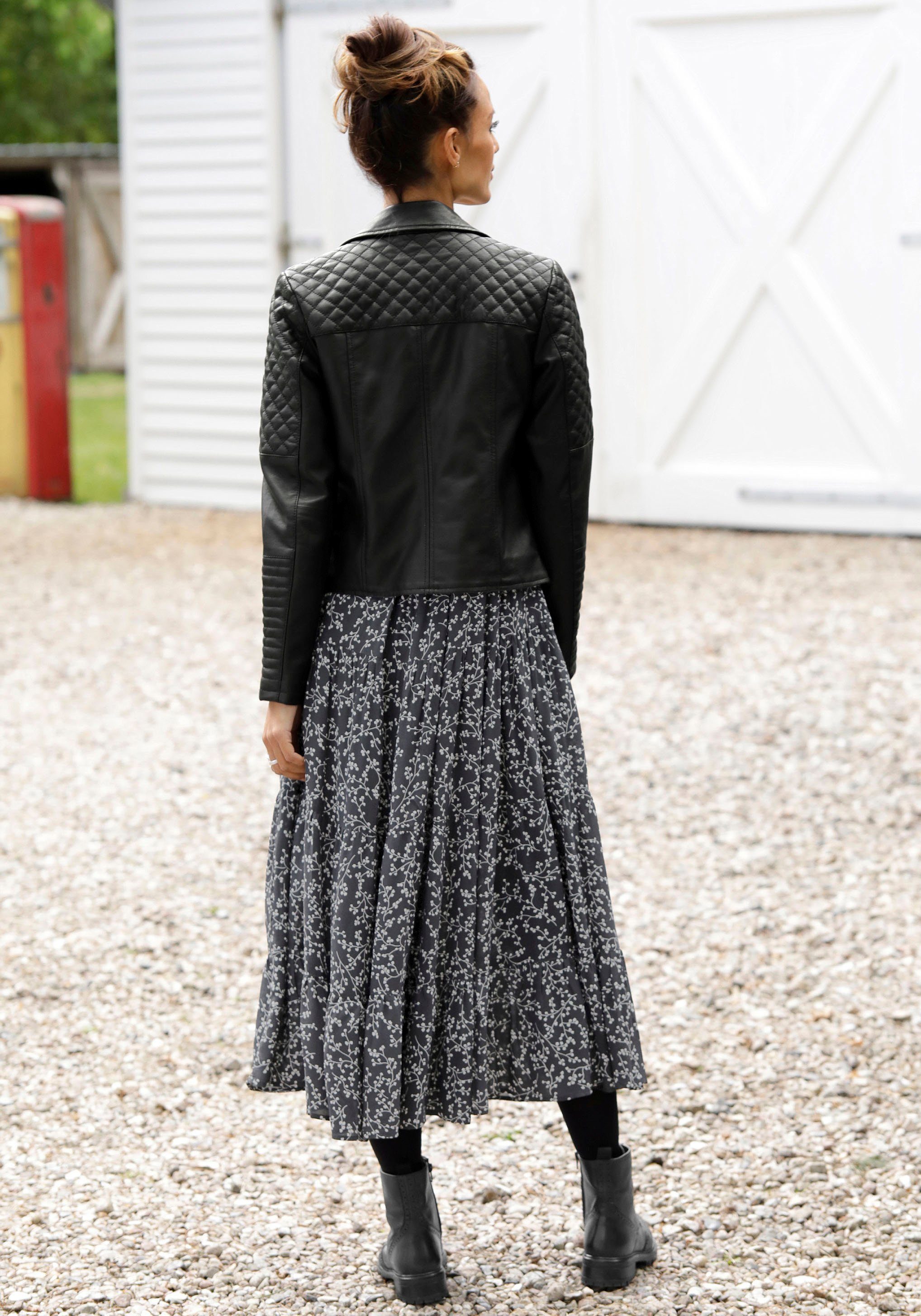 LASCANA Maxikleid mit Blumenprint und Volants aus gewebter Viskose, locker bequemer Look Langärmliges Webkleid, Sommerkleid, Kaftankleid mit weitem Rockteil – Bild 3 von 5