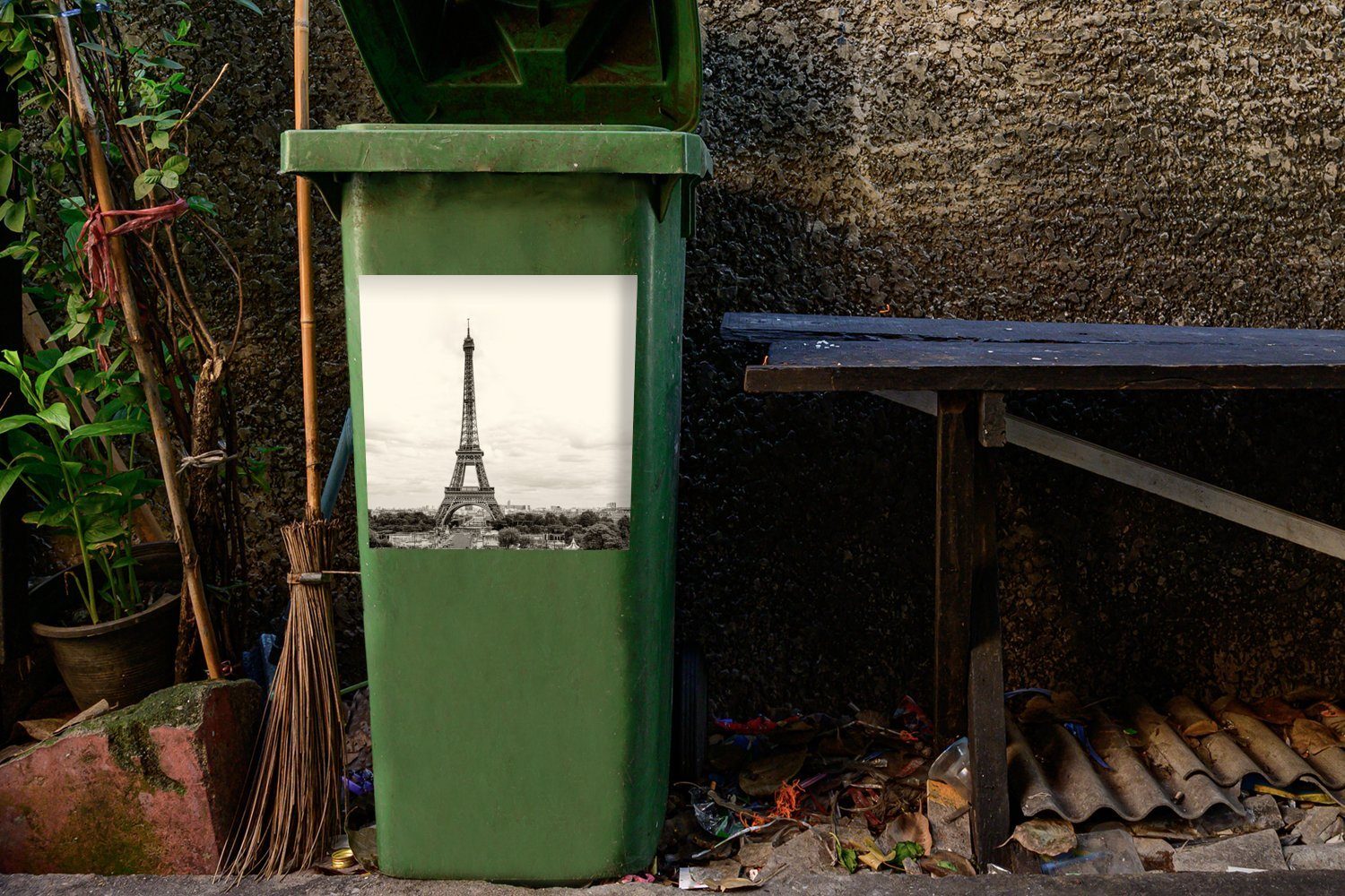 Eiffelturm St), Mülleimer-aufkleber, Sticker, den (1 Der Container, Abfalbehälter unter Wolken MuchoWow Mülltonne, Wandsticker