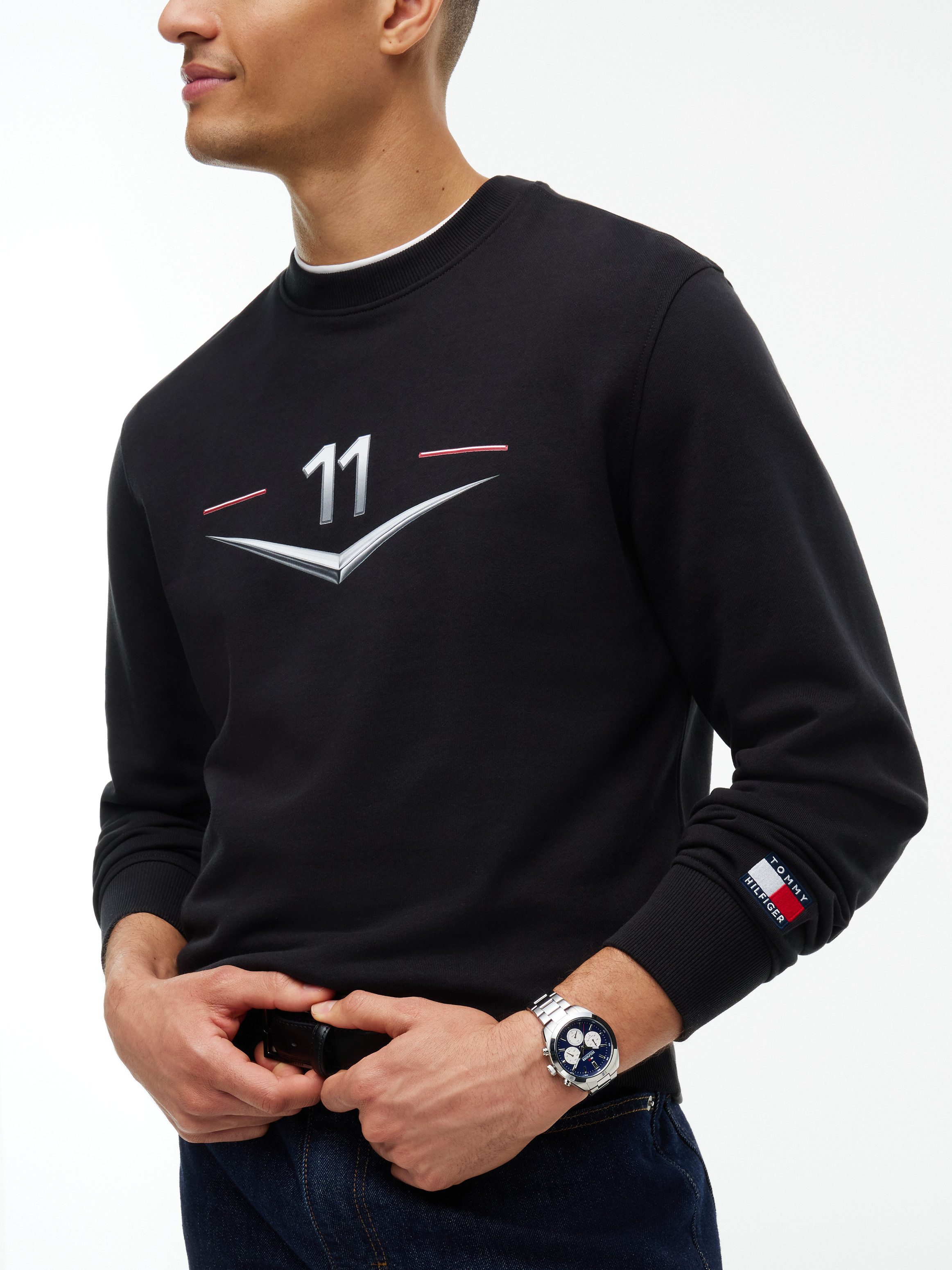 Tommy Hilfiger Sweatshirt TH x Cadillac Formula 1® Team DRIVERS CHEVRON aus Baumwolle, Unisex – Bild 4 von 5