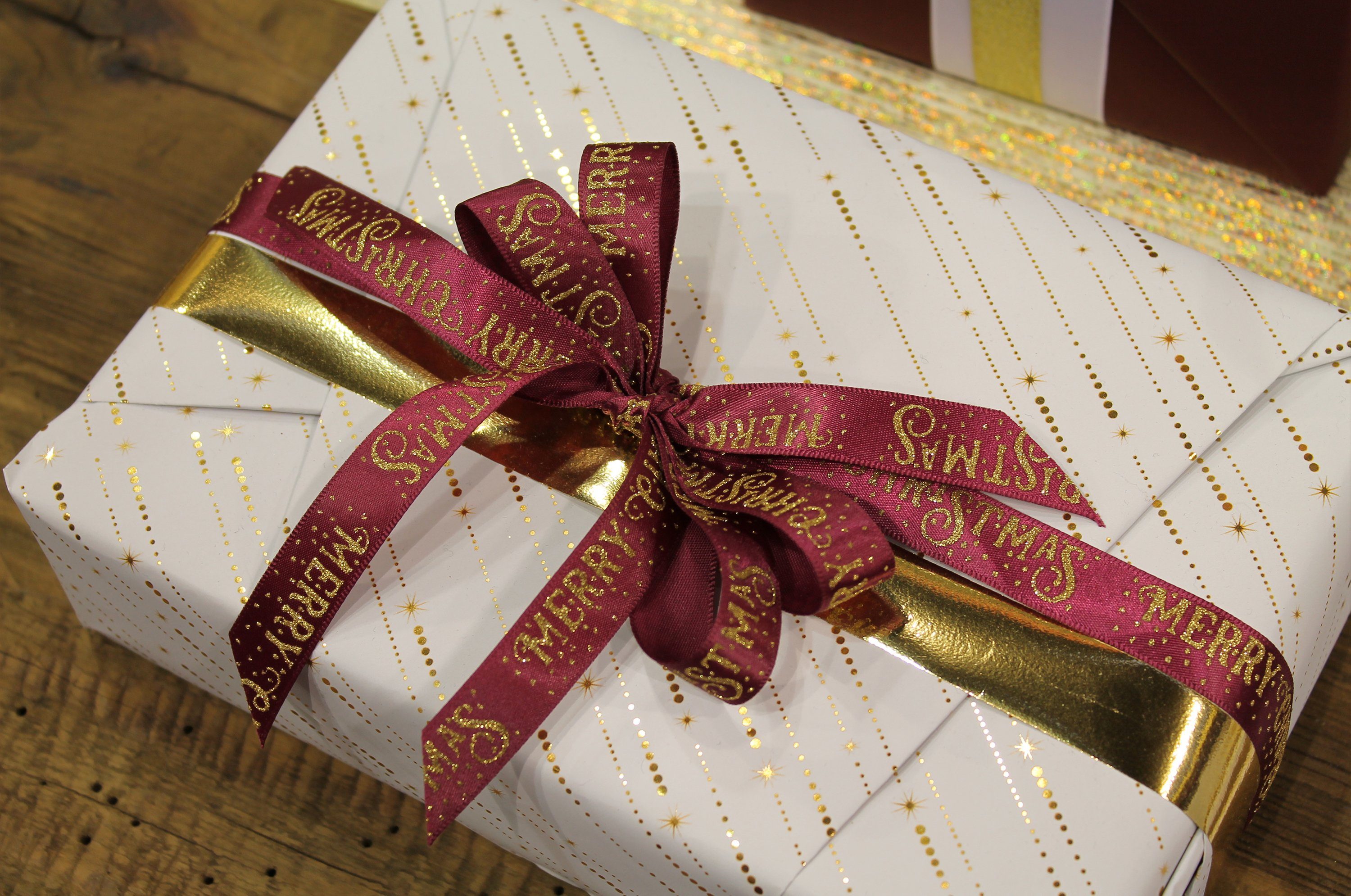 Star Geschenkpapier, Geschenkpapier Sternschnuppen 70cm x 2m Rolle weiß / gold metallic