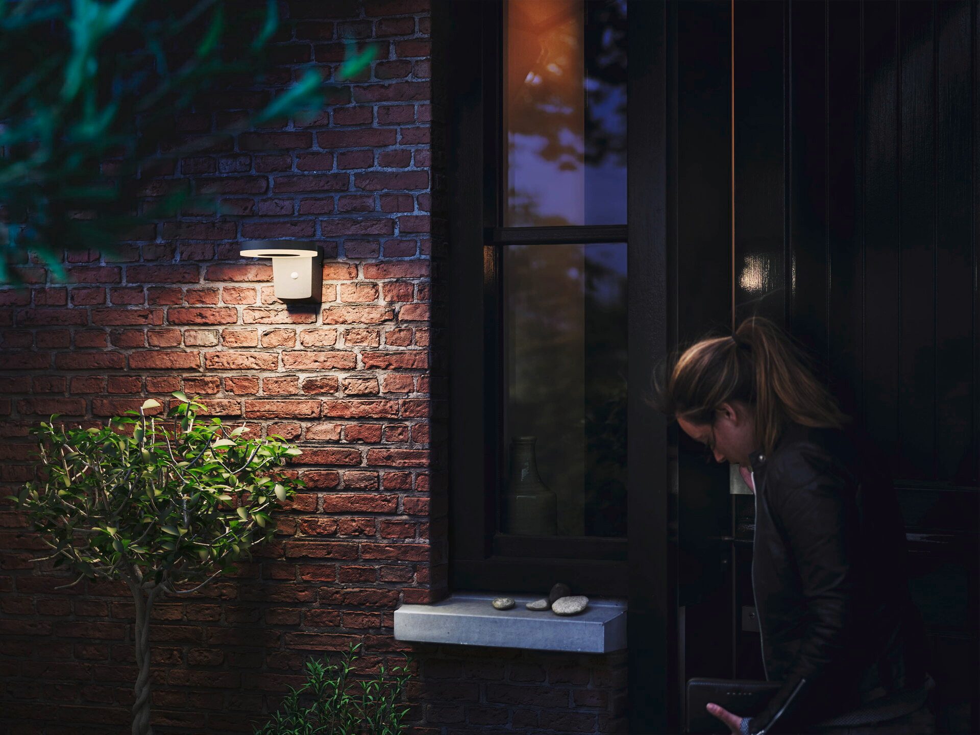Philips Hue LED Außen-Wandleuchte Outdoor A-Label Solar Zonal Wandleuchte mit Sensor rund, LED fest integriert