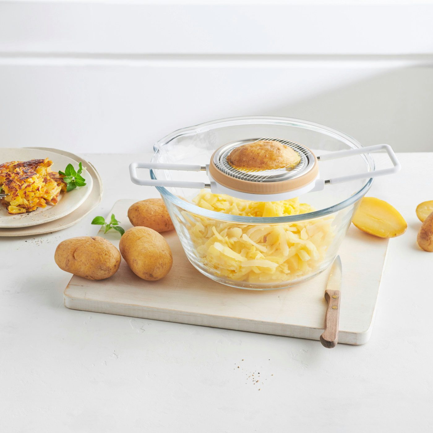 Betty Bossi Kartoffelreibe Kartoffel-Blitz Premium Kartoffelpresse Rösti Kartoffelschneider, Kunststoff, 12cm Durchmesser, BPA-frei, ausklappbare Bügel, Antirutsch-Material