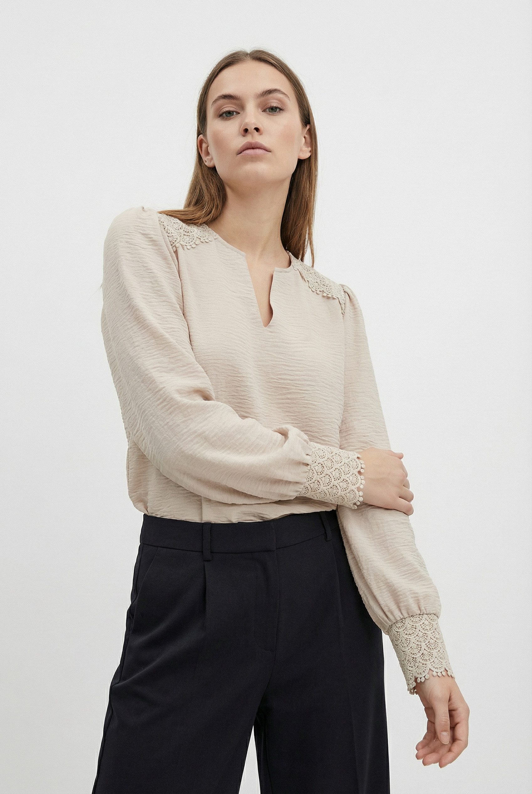 ONLY Langarmbluse ONLCERENA METTE L/S LACE VNECK TOP WVN Kunstfaser, regular fit, V-Ausschnitt