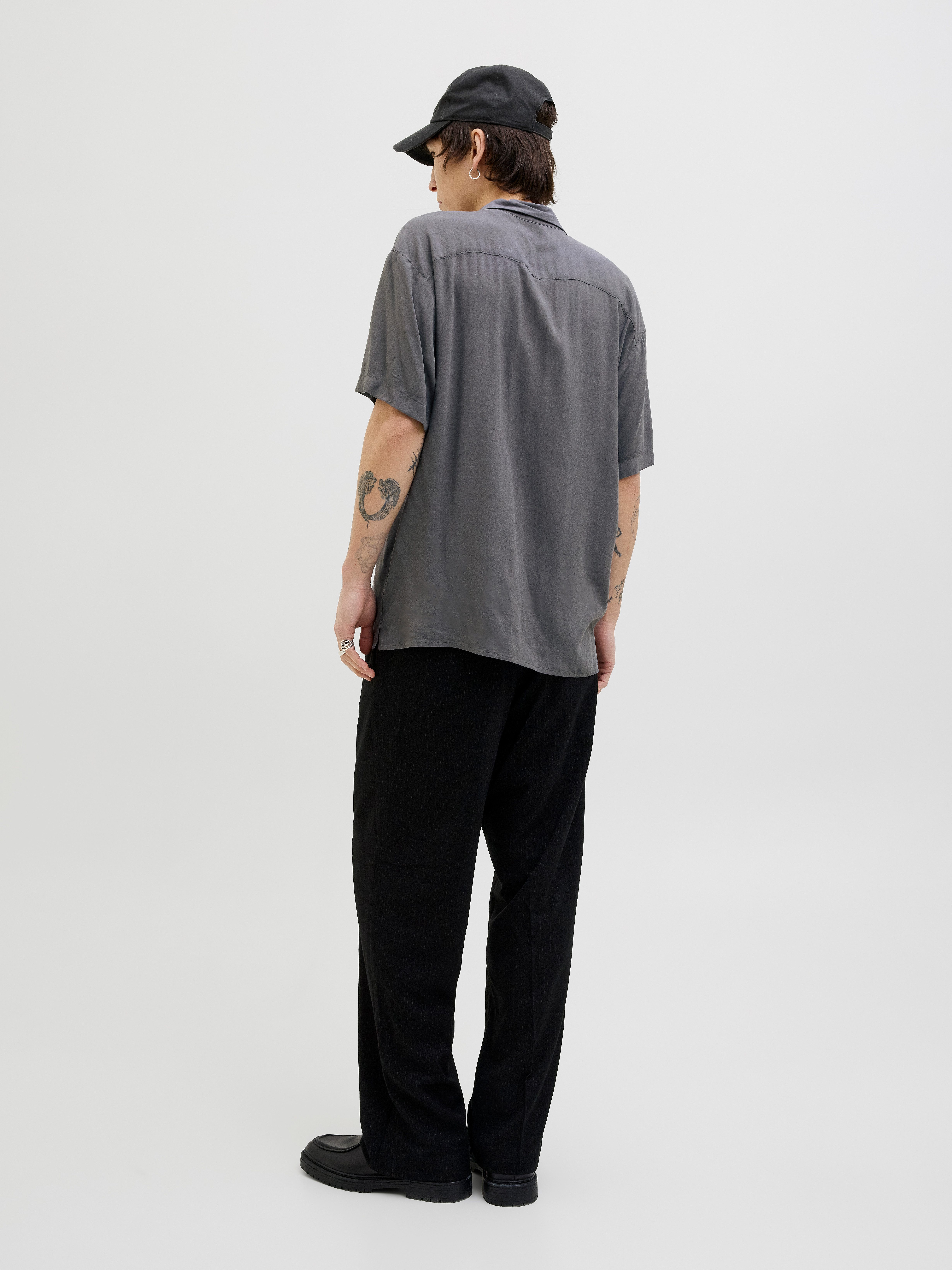 Jack & Jones Kurzarmhemd JJEJEFF SOLID RESORT SHIRT S/S SN mit Resort Kragen