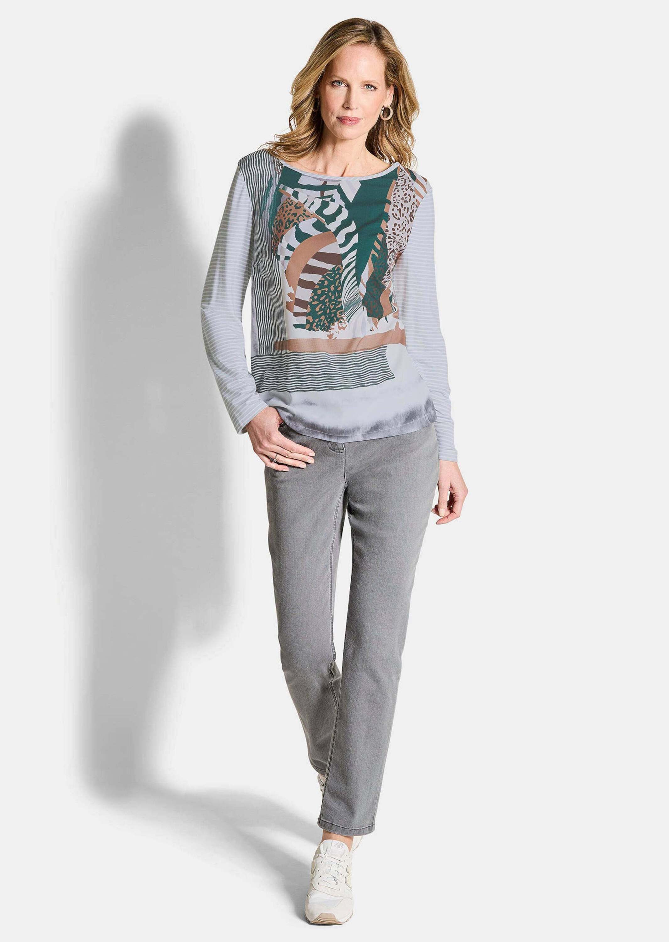 GOLDNER Langarmshirt Kurzgröße: Langarm Satinshirt mit Allover-Print Abstraktes Printshirt mit U-Boot-Ausschnitt, Jersey-Rücken, Langarm