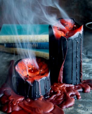 Horror-Shop Kerzenständer Schwarze Stumpenkerze mit Roten Vampir Tränen 7,5c