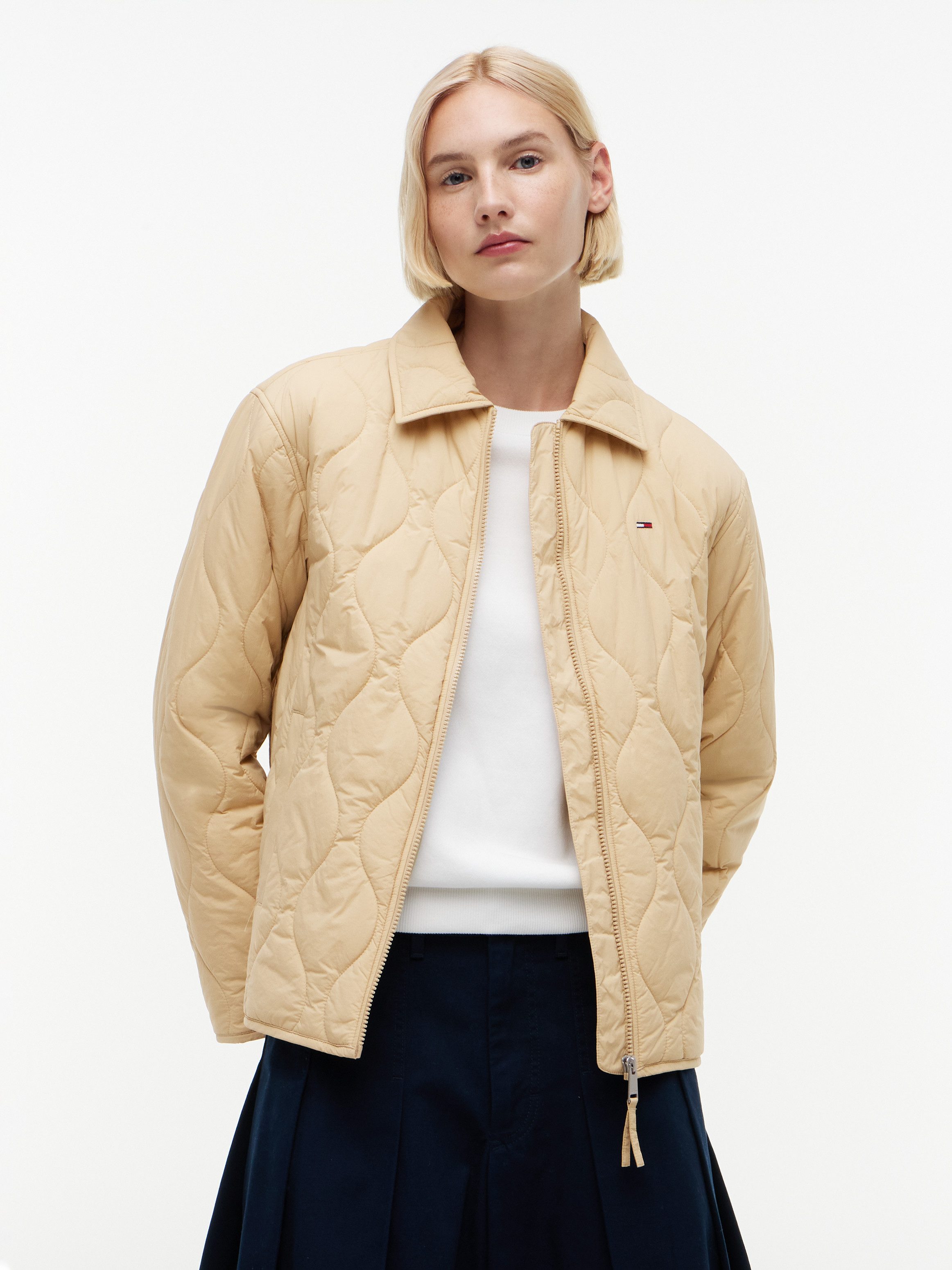 Tommy Jeans Steppjacke TJW COACH COLLAR QUILTED JACKET Kunstfaser, Flag-Stickerei