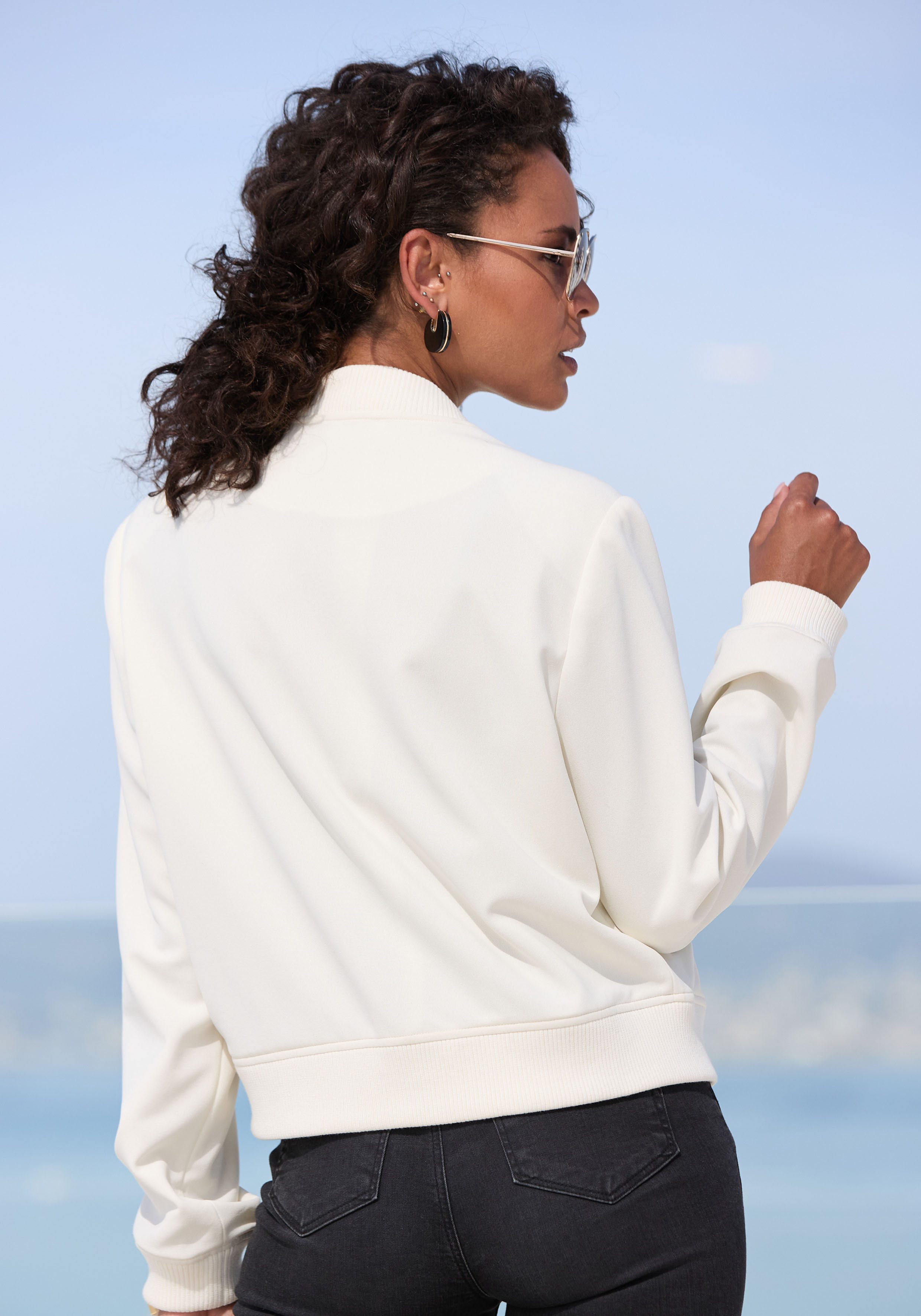LASCANA Bomberjacke mit Druckknöpfen und Rippstrickbündchen leichte Kurzjacke, lässige Übergangsjacke, sportlich-chic – Bild 3 von 5