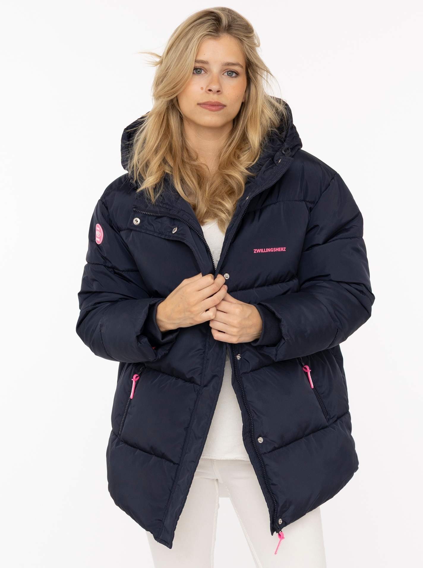 Zwillingsherz Steppjacke „Love More“ Kapuze mit Tunnelzug, verdeckter Reißverschluss, dezente Details