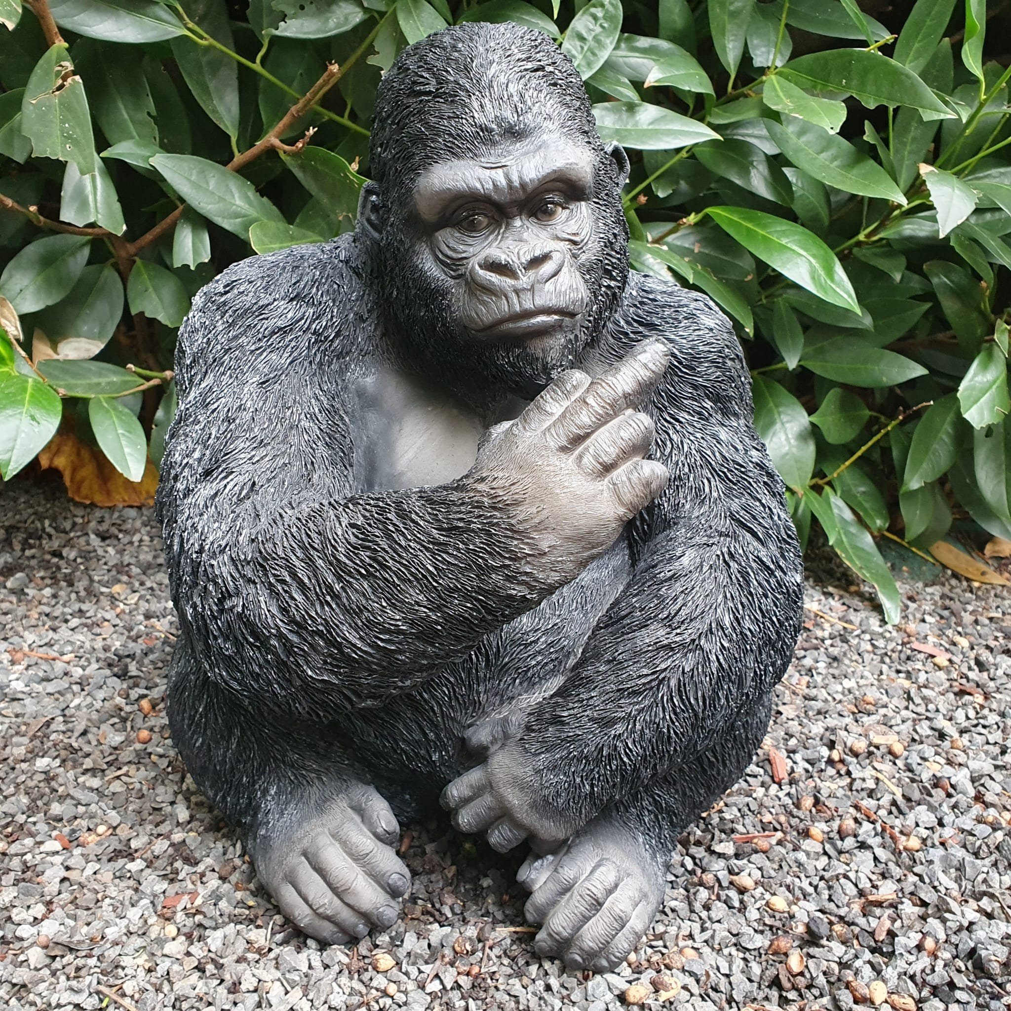 Aspinaworld Gartenfigur Gorilla Figur zeigt Mittelfinger 32 cm