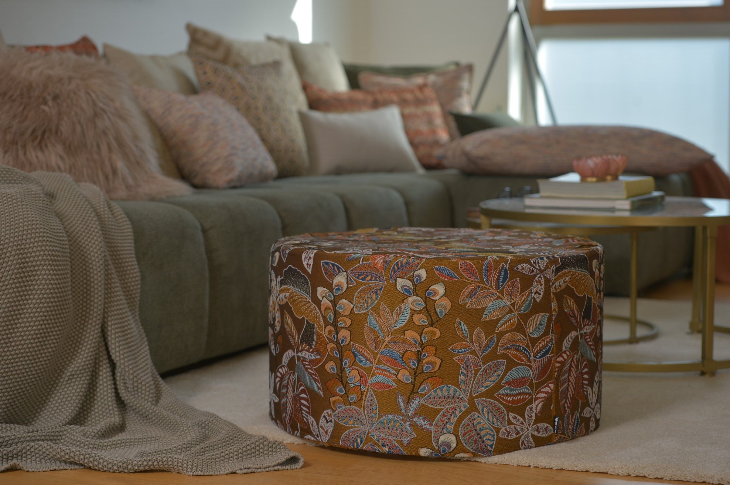 H.O.C.K. Sitzhocker H.O.C.K. Tristan Hocker rund Pouf ø60x40cm gold floral, Hocker, Barhocker & Sitzhocker, Pouf, Badhocker, Wohnzimmer Hocker – Bild 4 von 5