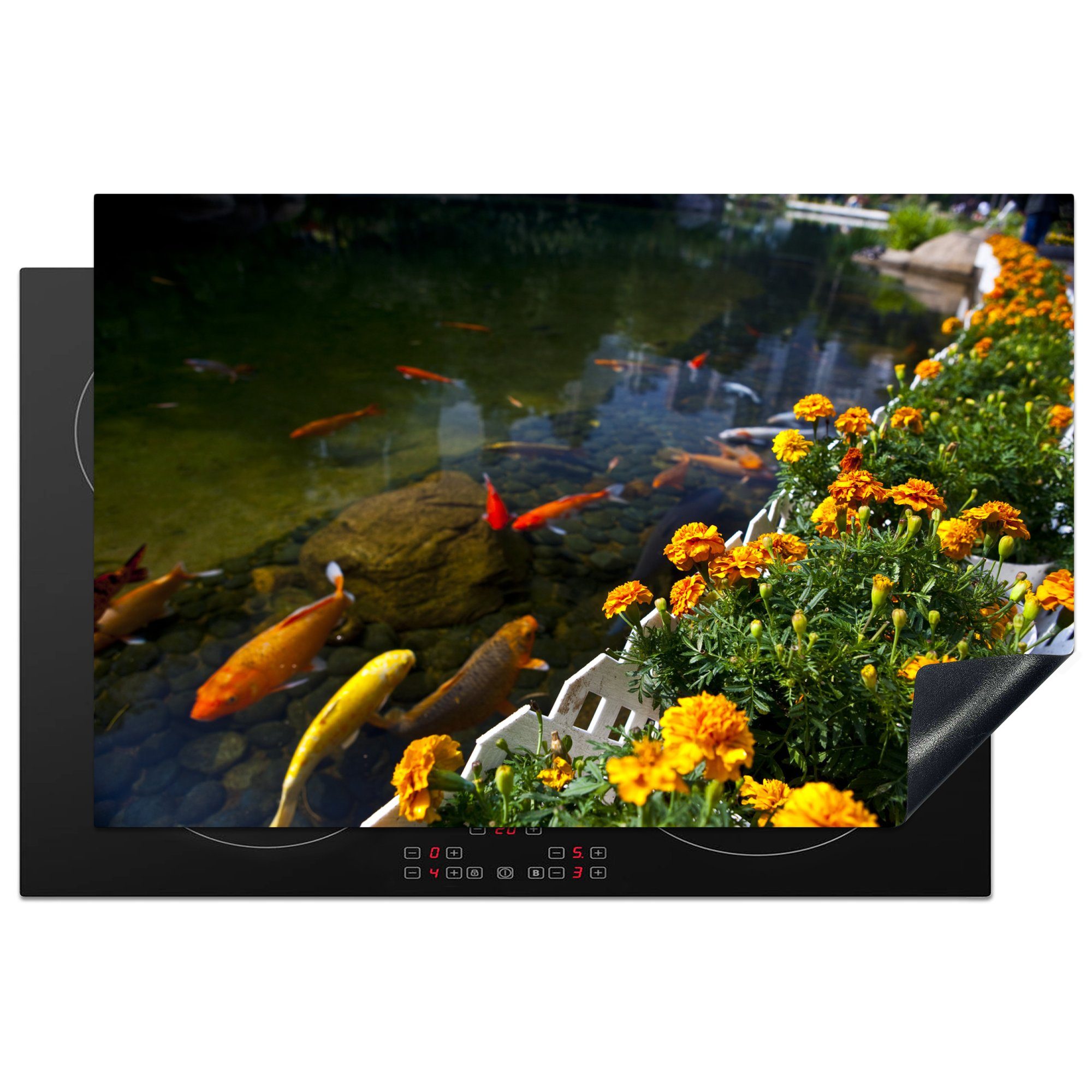 MuchoWow Herdblende-/Abdeckplatte Koi-Karpfen in einem Teich mit Blumen, Vinyl, (1 tlg), 81x52 cm, Induktionskochfeld Schutz für die küche, Ceranfeldabdeckung