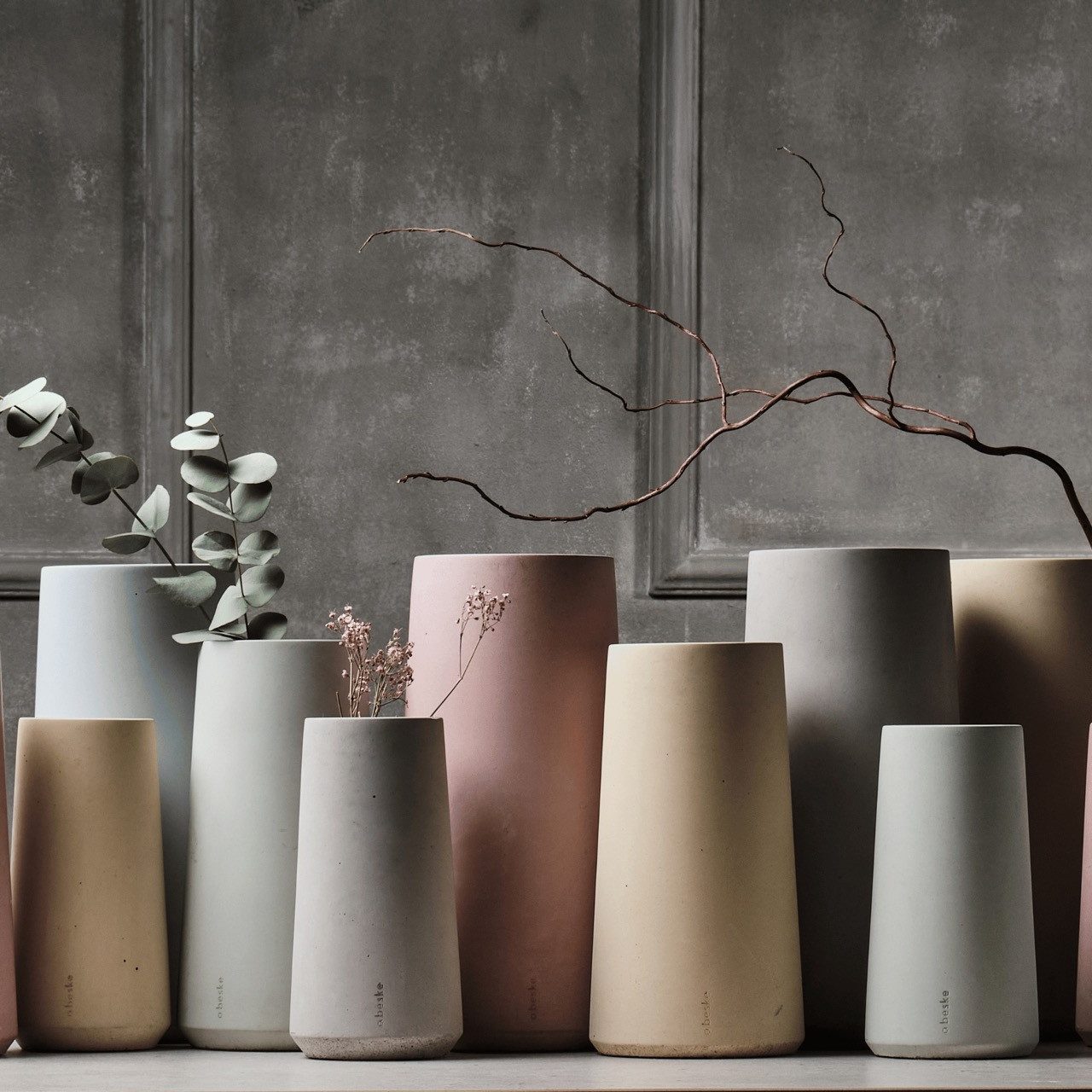 beske Tischvase Betonvase ‘Eiskar Media’ (10cm, h25cm) in 5 Farben, Farbige Betonvase aus der Beske-Manufaktur
