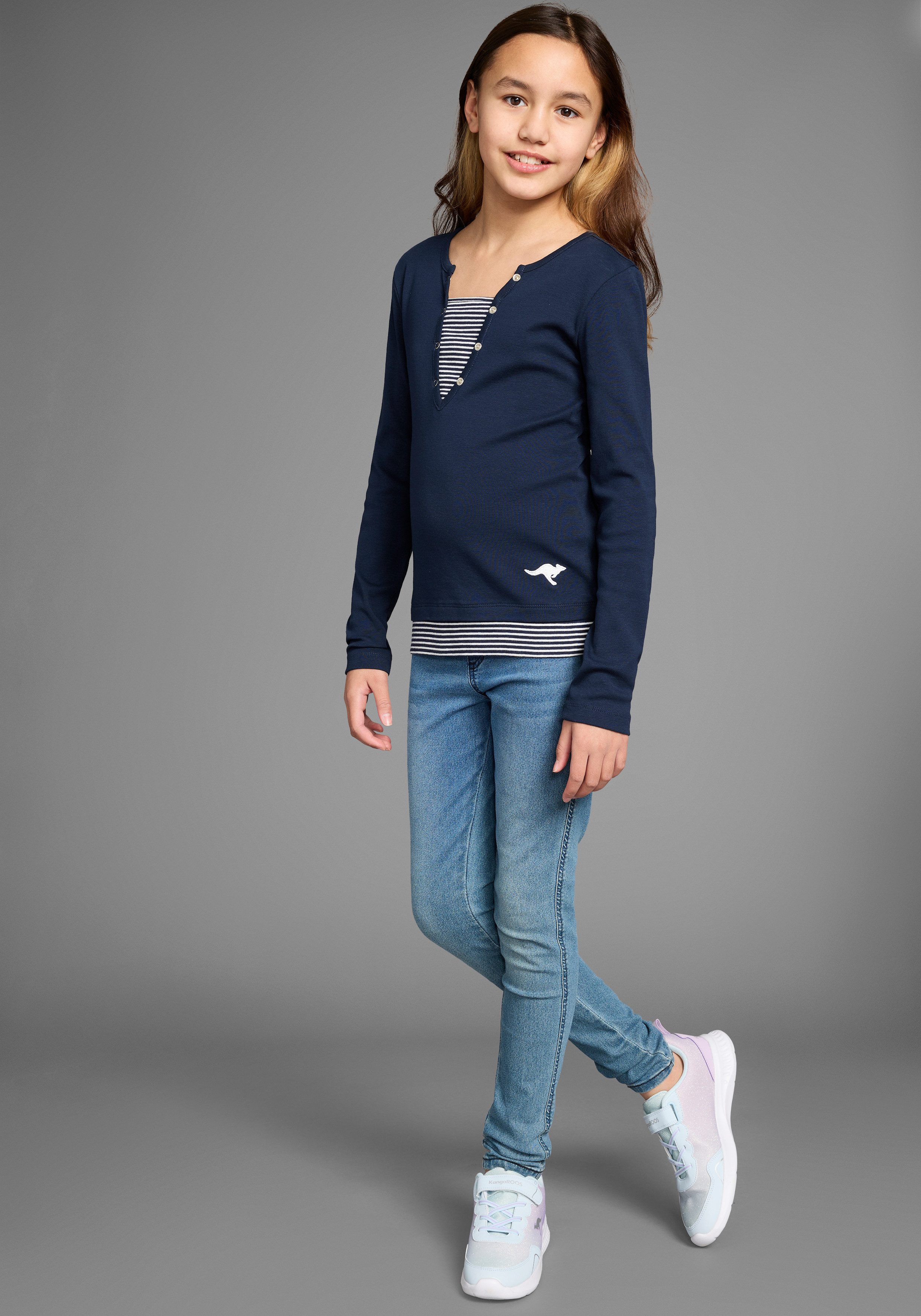 KangaROOS Langarmshirt Ripp-Shirt in Lagenoptik mit KangaROOS Logo-Stickerei Shirt mit modischen Auschnitt-Details, Mini-Me – Bild 5 von 5