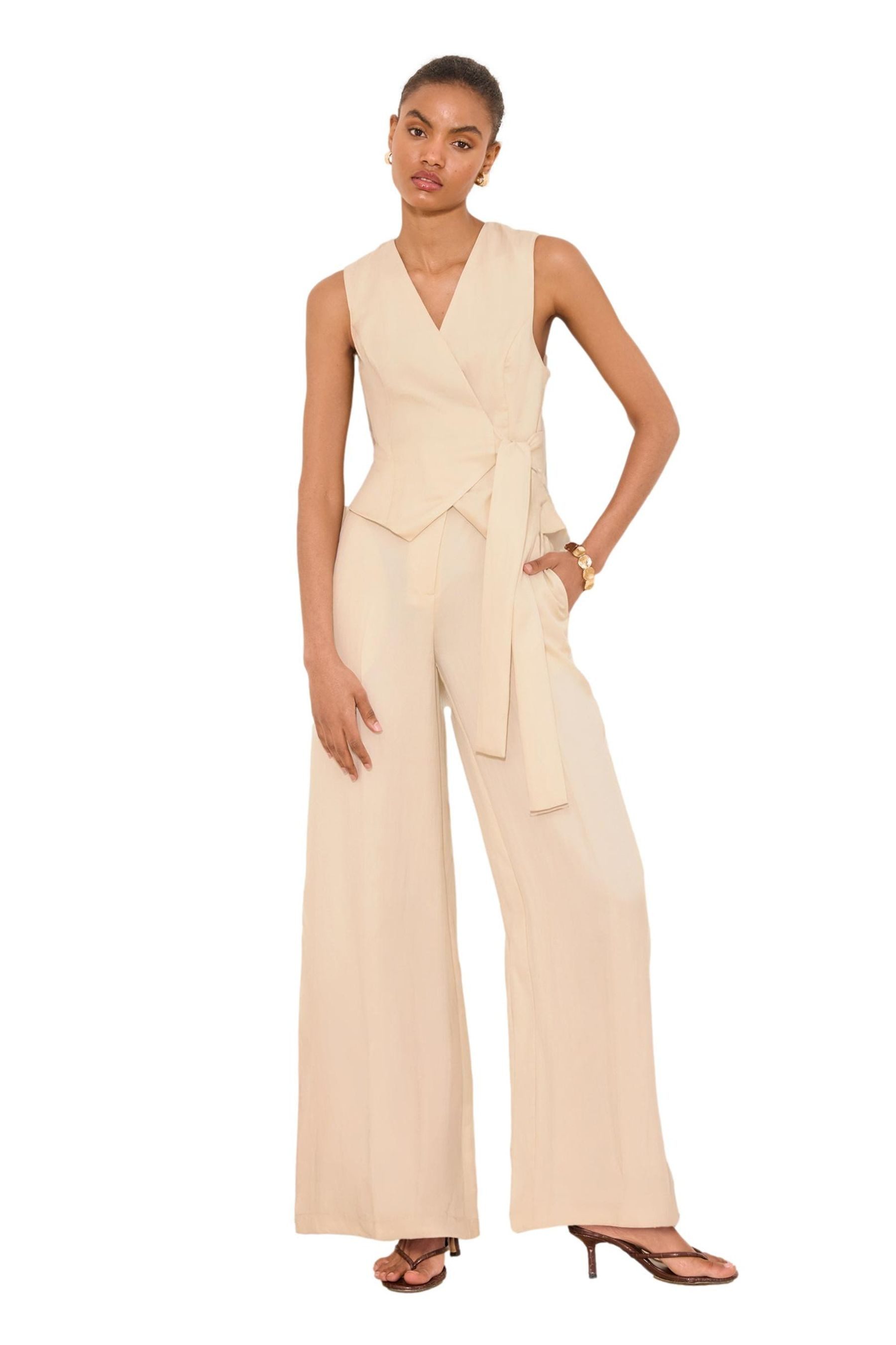 LIPSY Jumpsuit Lipsy Ärmelloser Jumpsuit mit Bindedetail vorne (1-tlg)
