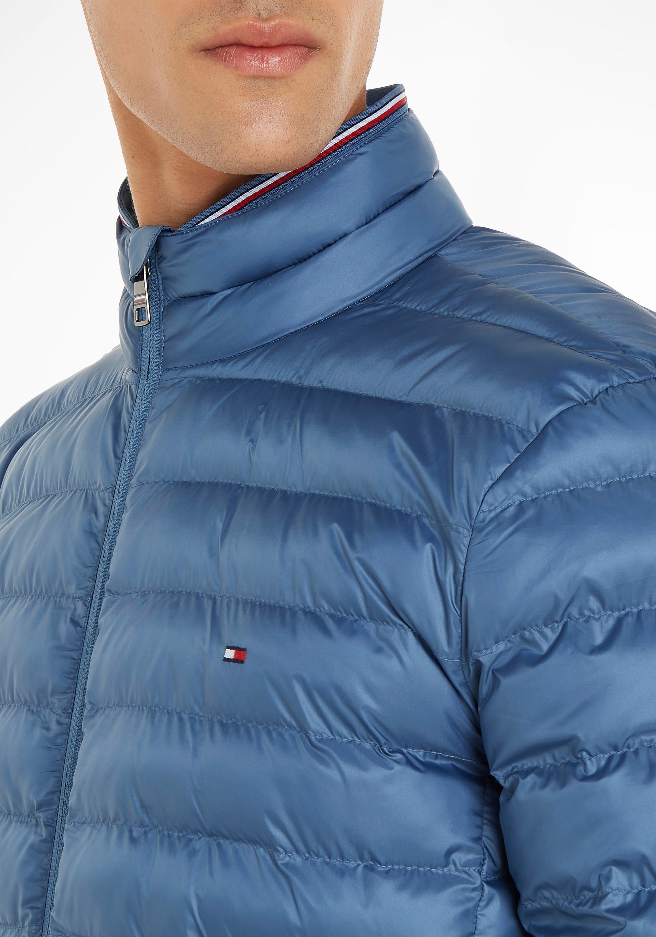 Blue Hilfiger Coast mit RECYCLED Tommy Tommy PACKABLE Logostickerei Hilfiger Steppjacke JACKET