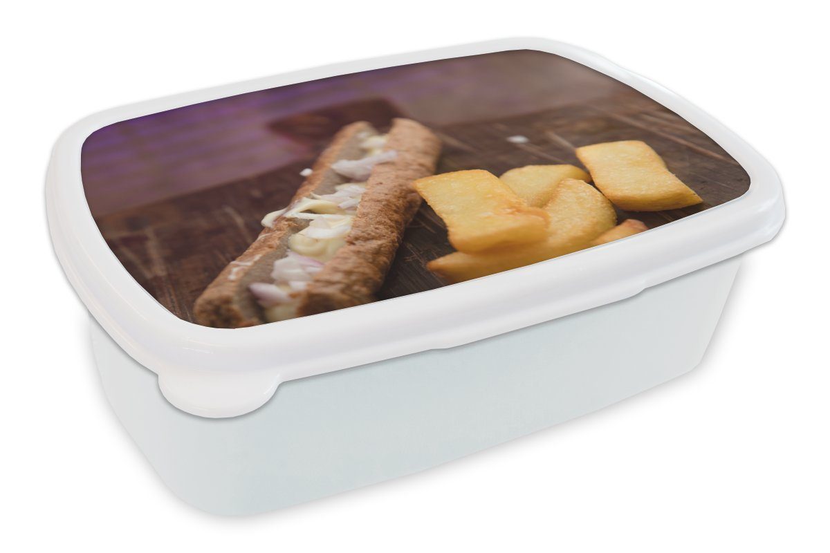 MuchoWow Lunchbox frites kleinen Ein einem mit für Brotbox für Kunststoff, Erwachsene, Jungs auf Brotdose, Mädchen und und (2-tlg), Holzbrett, Kinder Frikandel Pommes weiß