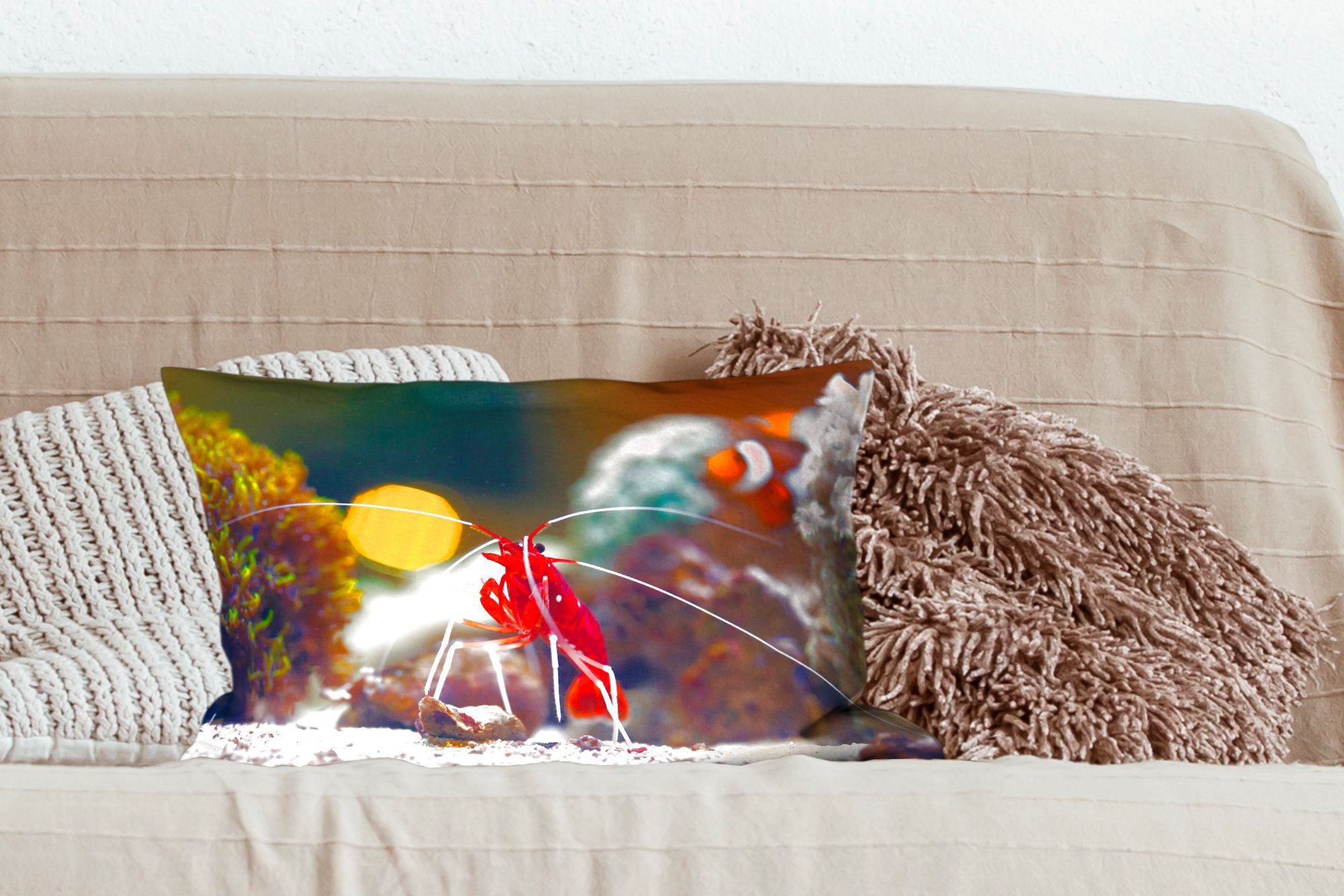 MuchoWow Dekokissen Eine rot Garnele steht Schlafzimmer Dekoration, gefärbte mit Dekokissen Zierkissen, Korallenriffen, Füllung, zwischen Wohzimmer