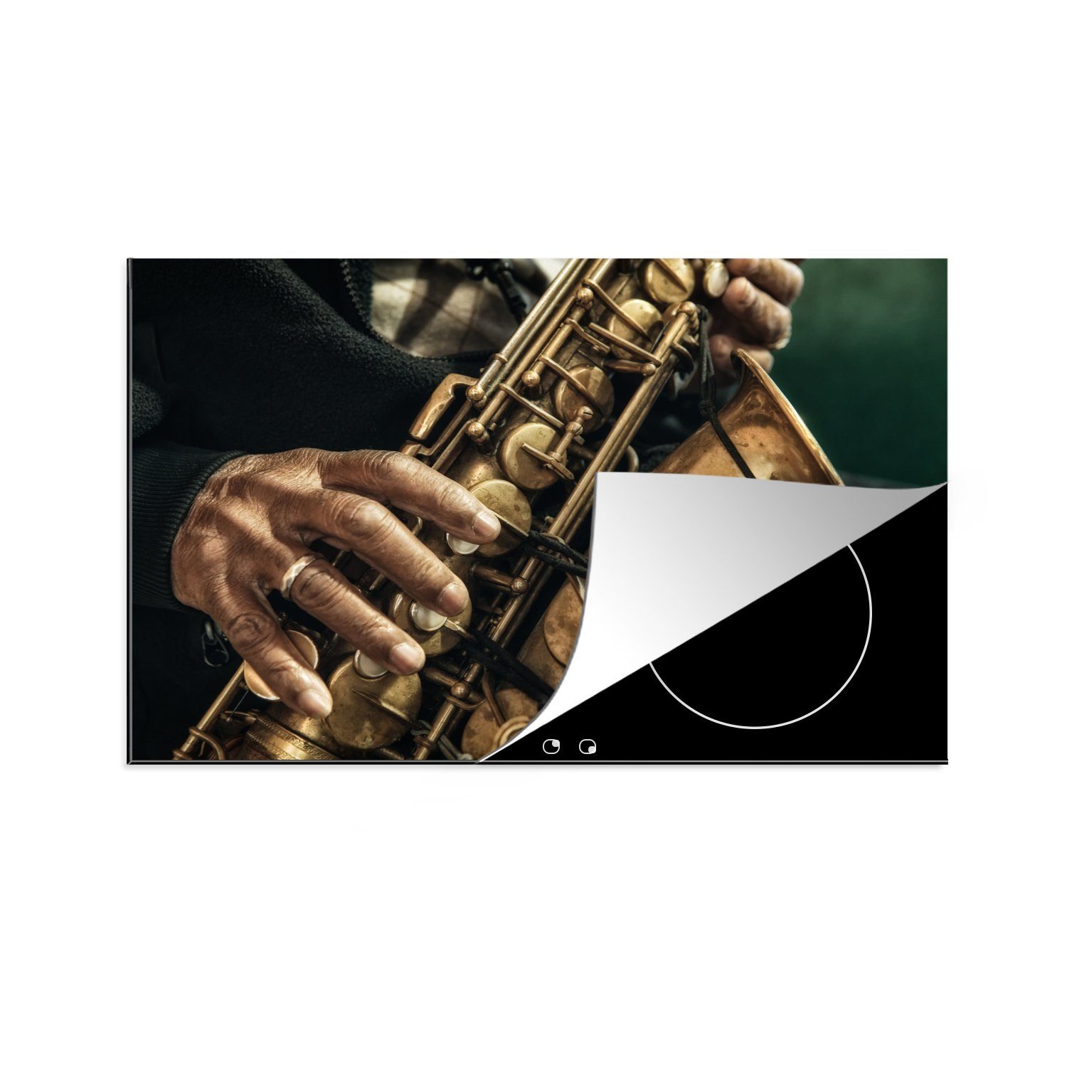 MuchoWow Herdblende-/Abdeckplatte Nahaufnahme einer Hand auf einem Saxophon, Vinyl, (1 tlg), 81x52 cm, Induktionskochfeld Schutz für die küche, Ceranfeldabdeckung