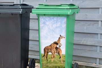 MuchoWow Wandsticker Zwei Giraffen in den Savannen des Serengeti-Nationalparks in Afrika (1 St), Mülleimer-aufkleber, Mülltonne, Sticker, Container, Abfalbehälter