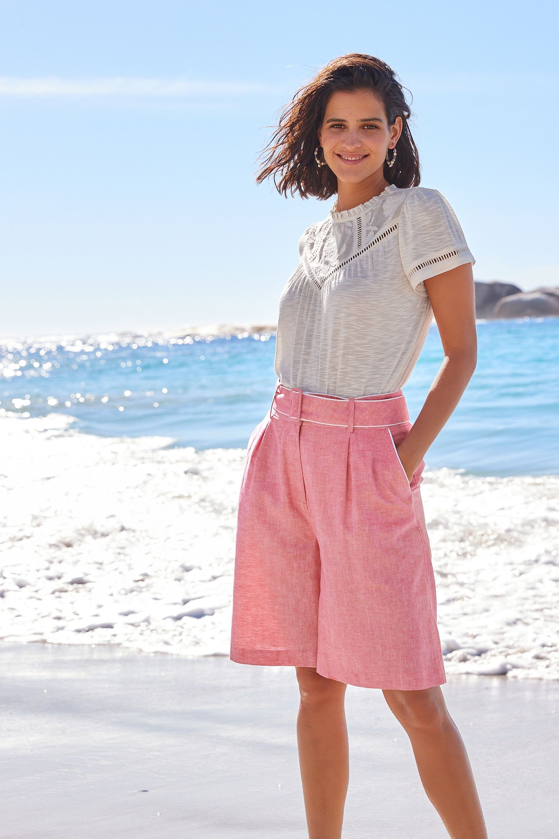 Leinengemisch Gürtel Elegante (1-tlg) Shorts aus Next Shorts mit Pink