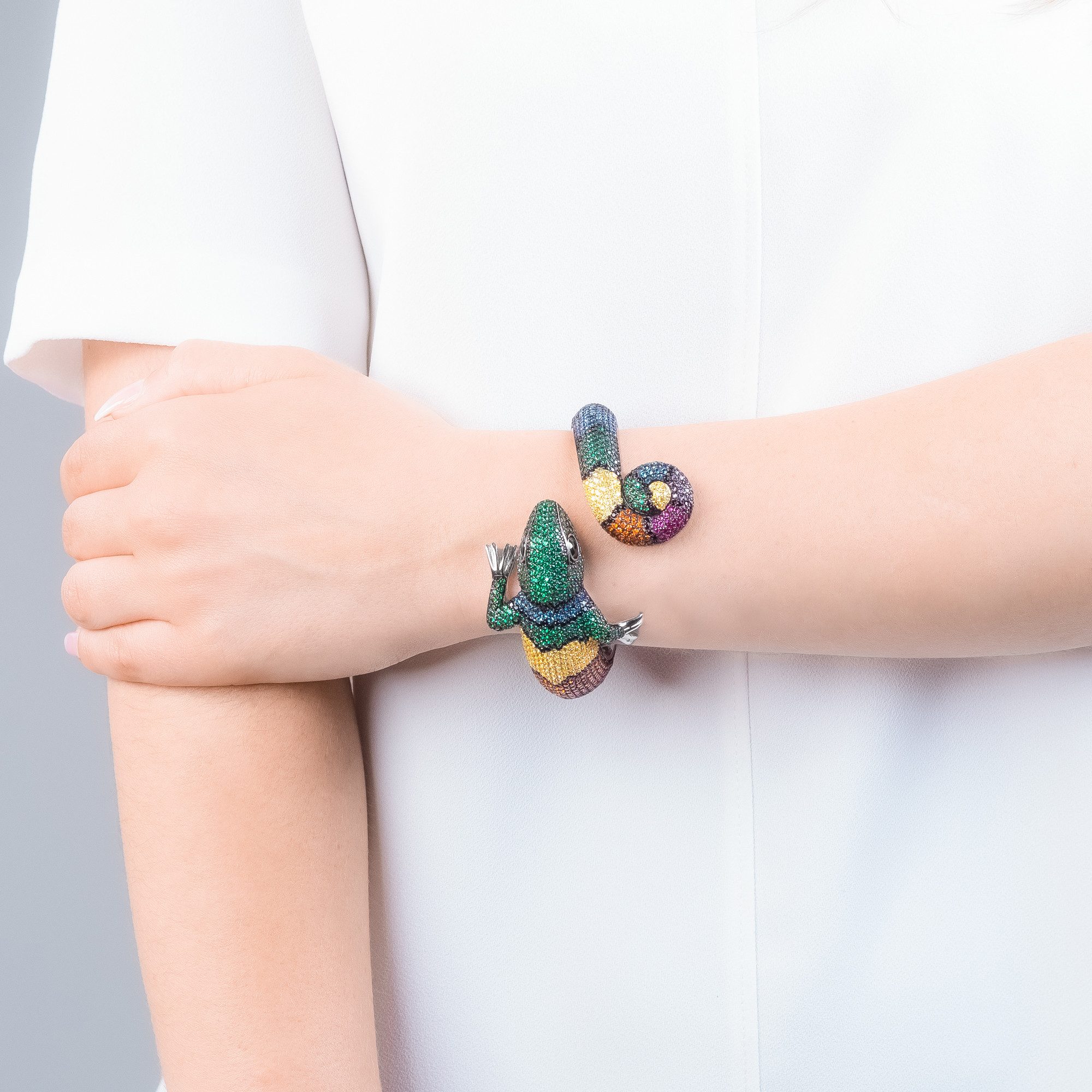 Seinerzeit FLORA & FAUNA Silberarmband Theo Chamäleon Armreif, Schmuck aus 925 Sterling Silber (Von der farbenprächtigen Welt des Dschungels inspirierter Damenschmuck mit liebevoll gestaltetem exotischem Tiermotiv – ein besonderer Begleiter im Alltag und zu besonderen Anlässen, 1-tlg., inkl. Geschenkverpackung für Frauen ob Freundin, Mutter, Ehefrau, Oma), rhodiniert, vergoldet, geschwärzt und Zirkonia-Steinen
