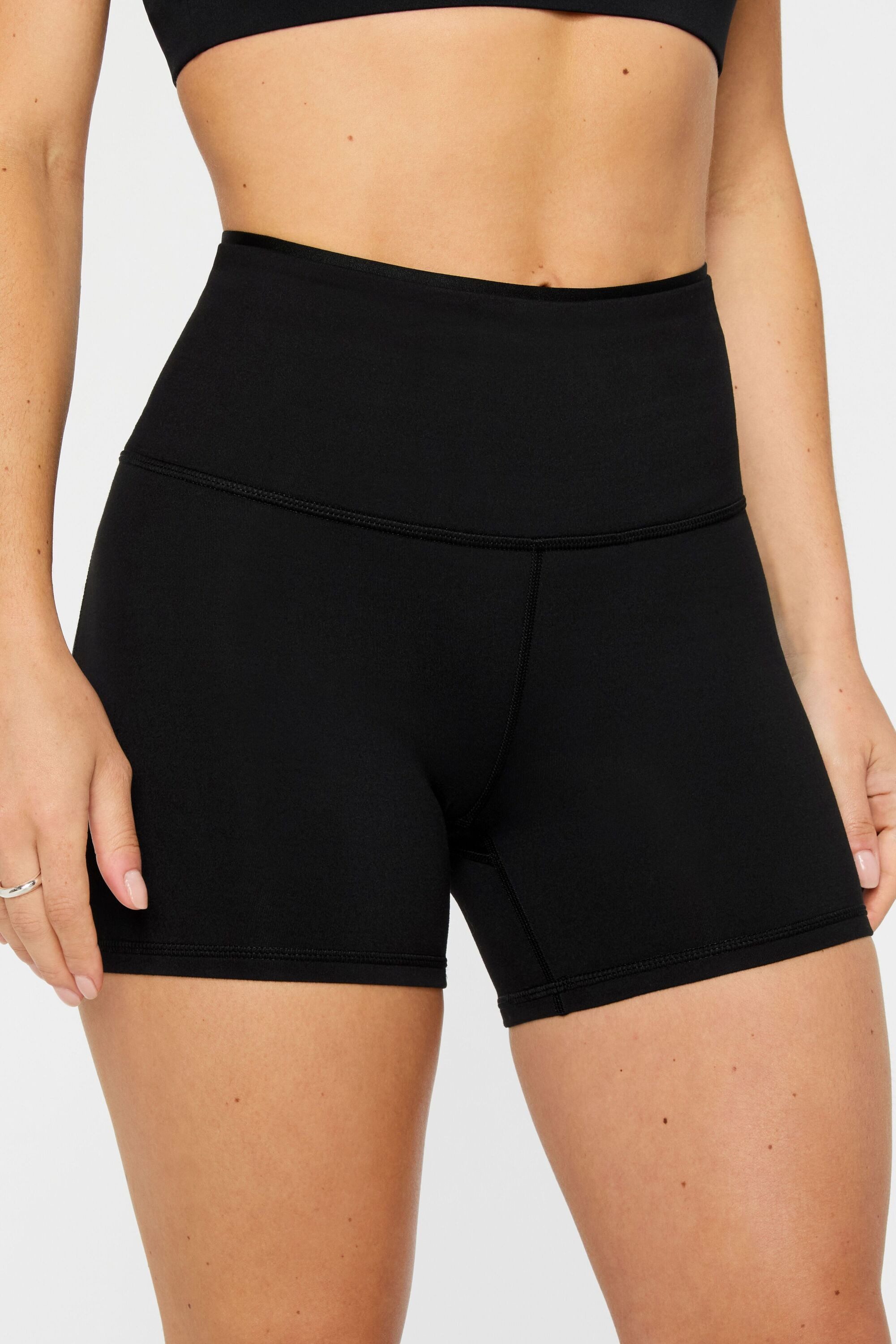 Fabletics Shorts BOOST POWERHOLD HIGH-WAISTED SHORT 4" mit maximaler Kompression