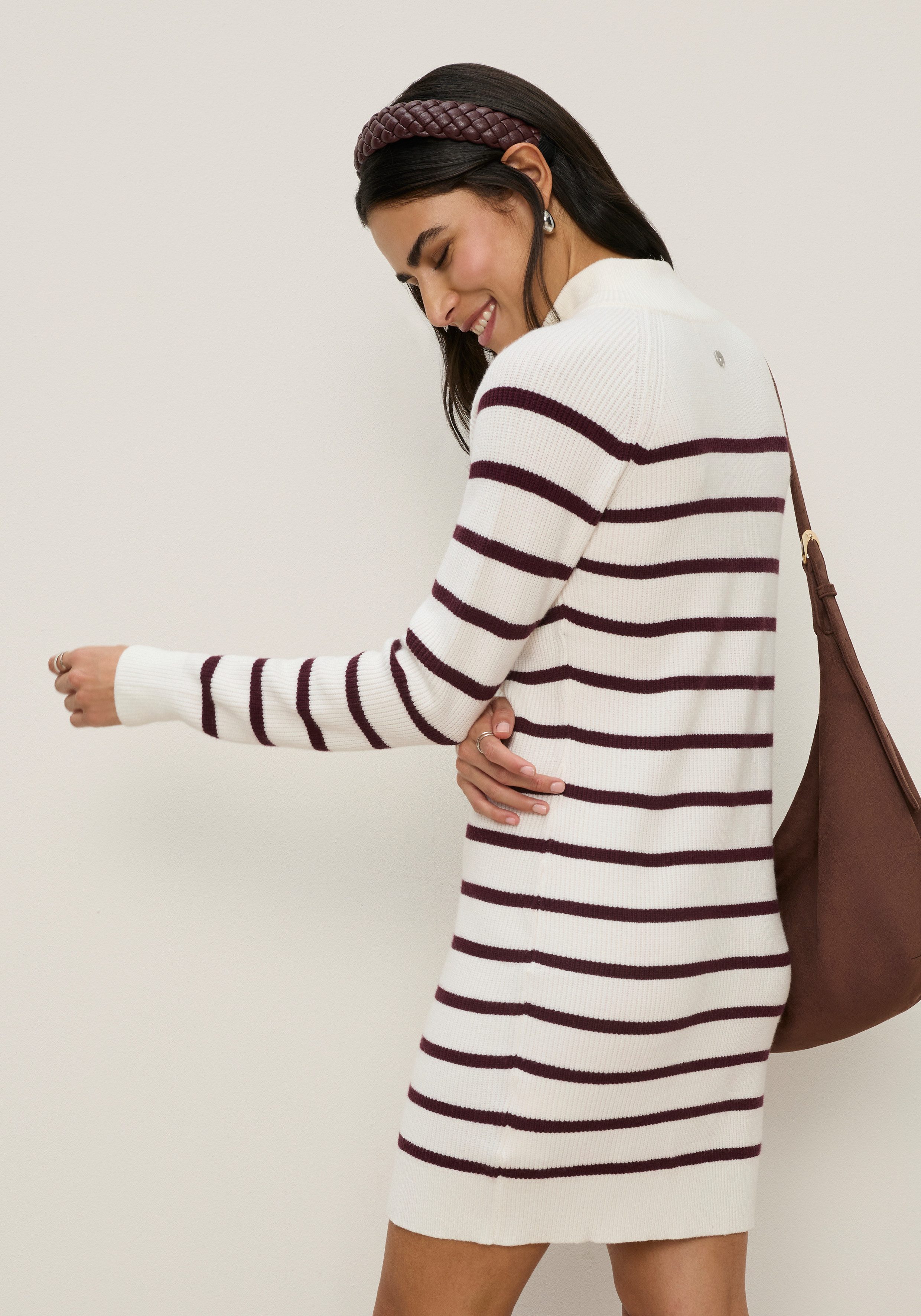 Tamaris Strickkleid mit Troyerkragen und lässiger Passform mit Streifenmuster – Bild 3 von 5