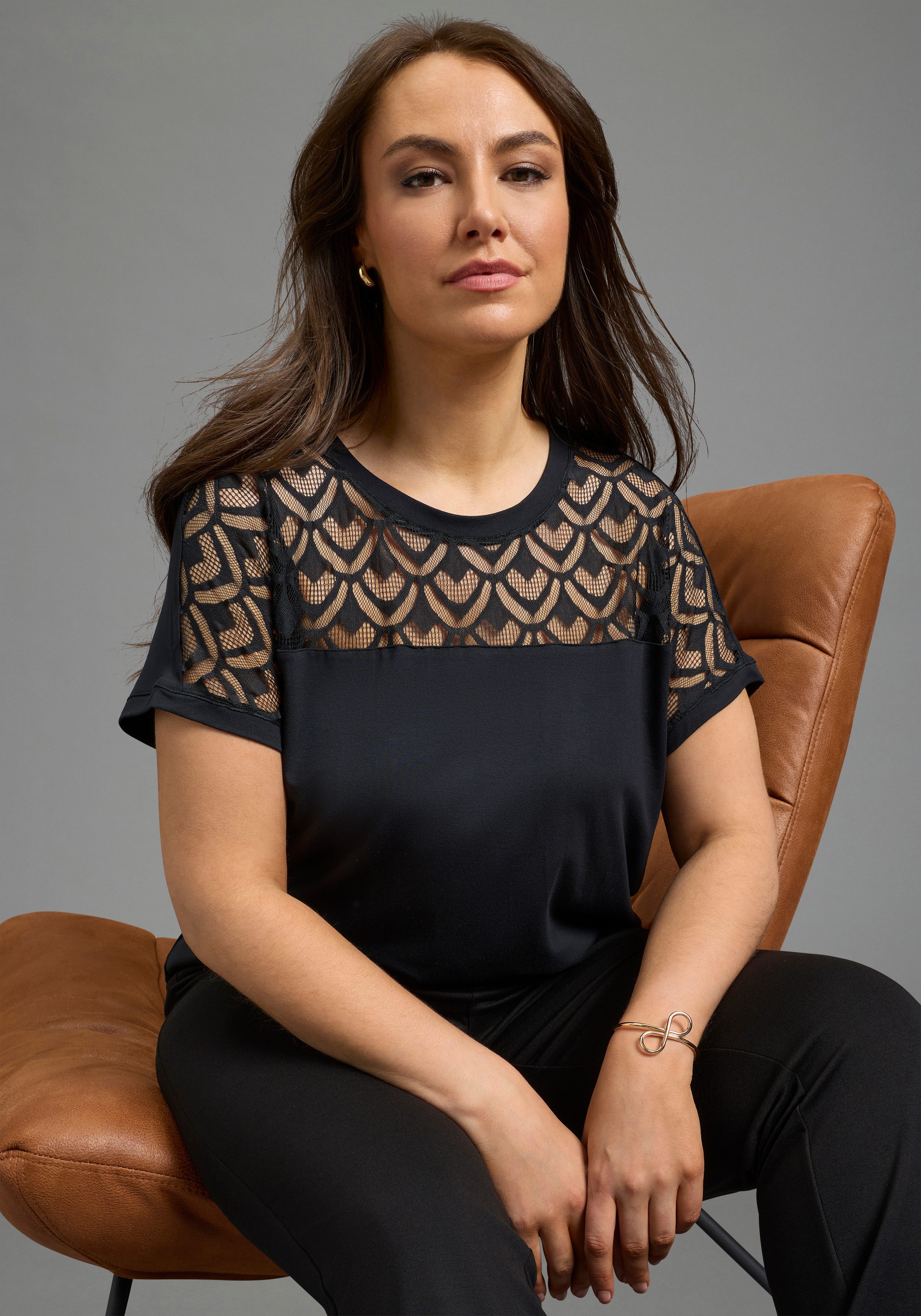 Laura Scott CURVE T-Shirt figurumspielende Passform, mit Rundhalsausschnitt und Spitzendetails