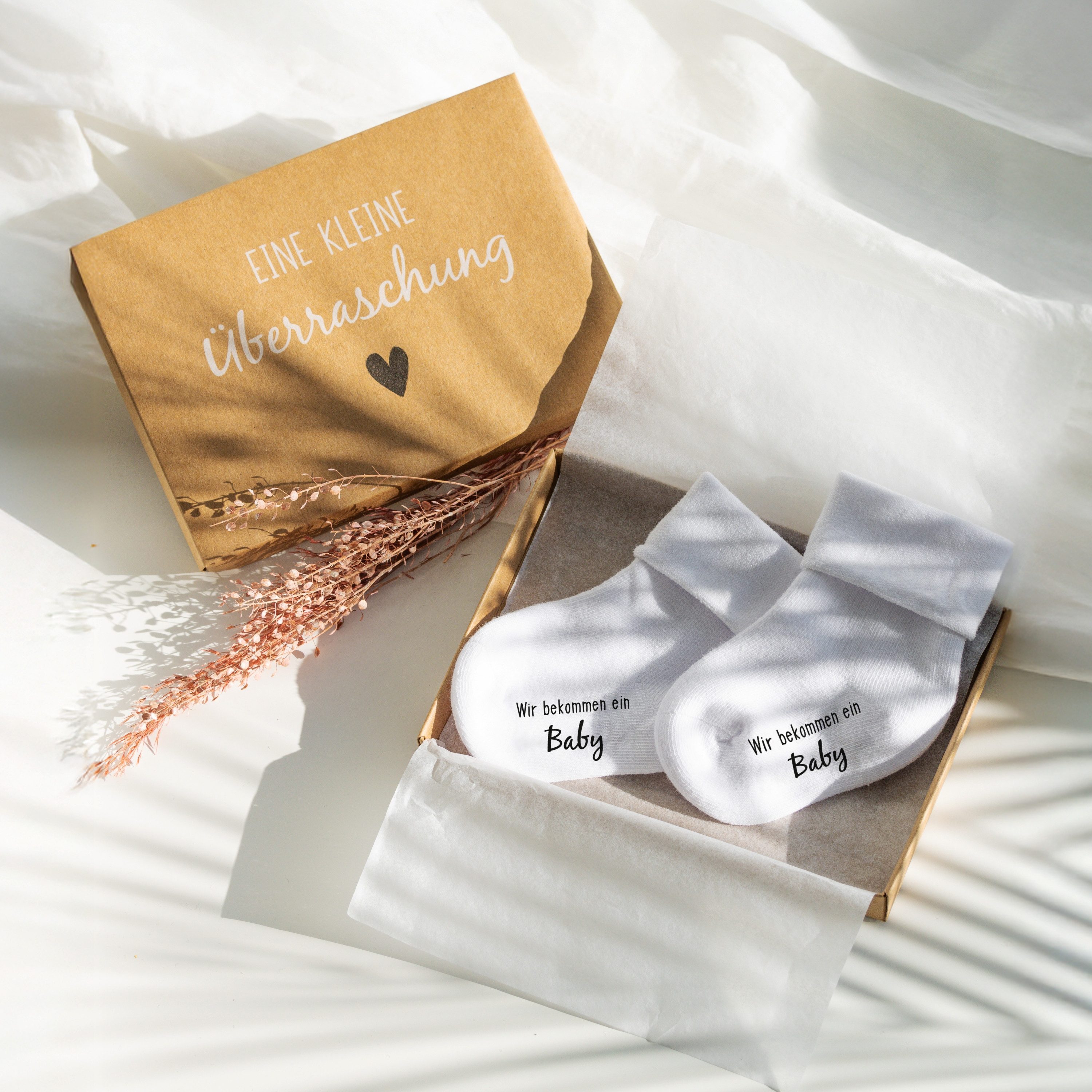 Amari Geschenkbox Babysocken Schwangerschaft verkünden für Eltern, Oma & Opa, mit Karte (Geschenkset, 1 Paar Socken, Karte & Umschlag in Geschenkbox), Du wirst  – Bild 2 von 5
