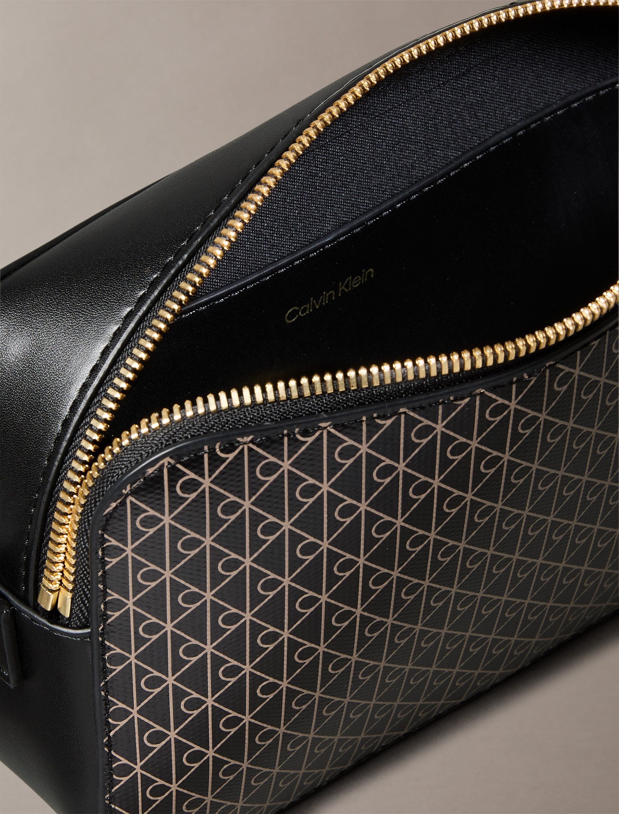 Calvin Klein Mini Bag AOP ELONGATED CAMERA BAG, kleine Damen-Umhängetasche, Schultertasche mit Monogramm-Print