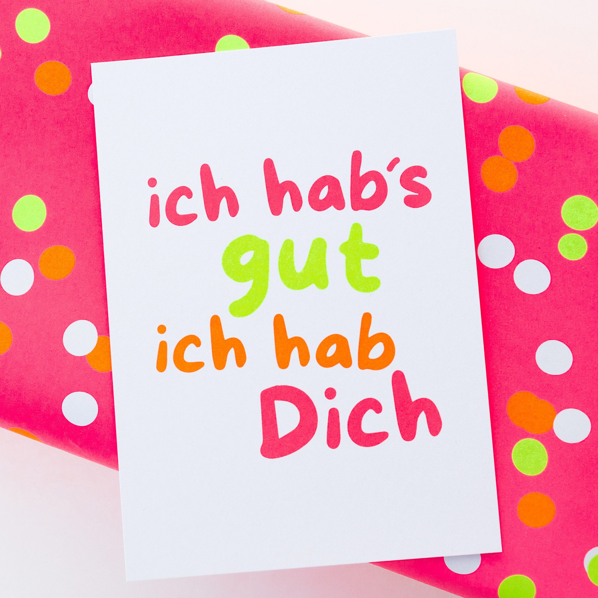 Bow & Hummingbird Postkarte Neon Grußkarte „Ich hab’s gut, ich hab Dich“ moderne Liebeskarte, DIN A6 aus Recyclingpapier