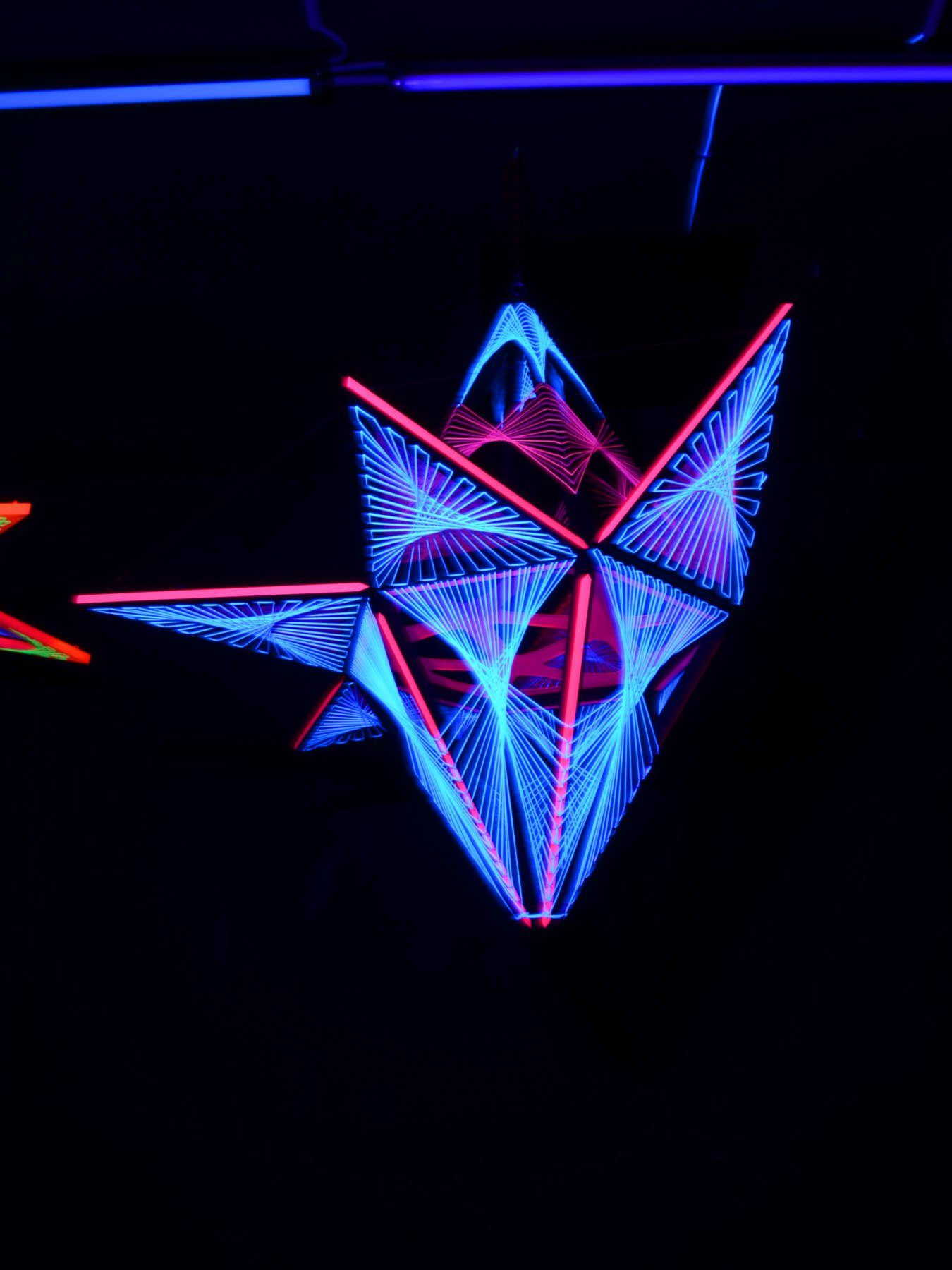 PSYWORK Dekoobjekt Schwarzlicht 3D Dreiecken Sechseck UV-aktiv, leuchtet unter StringArt "Pink Shadow", Schwarzlicht mit 1,30m