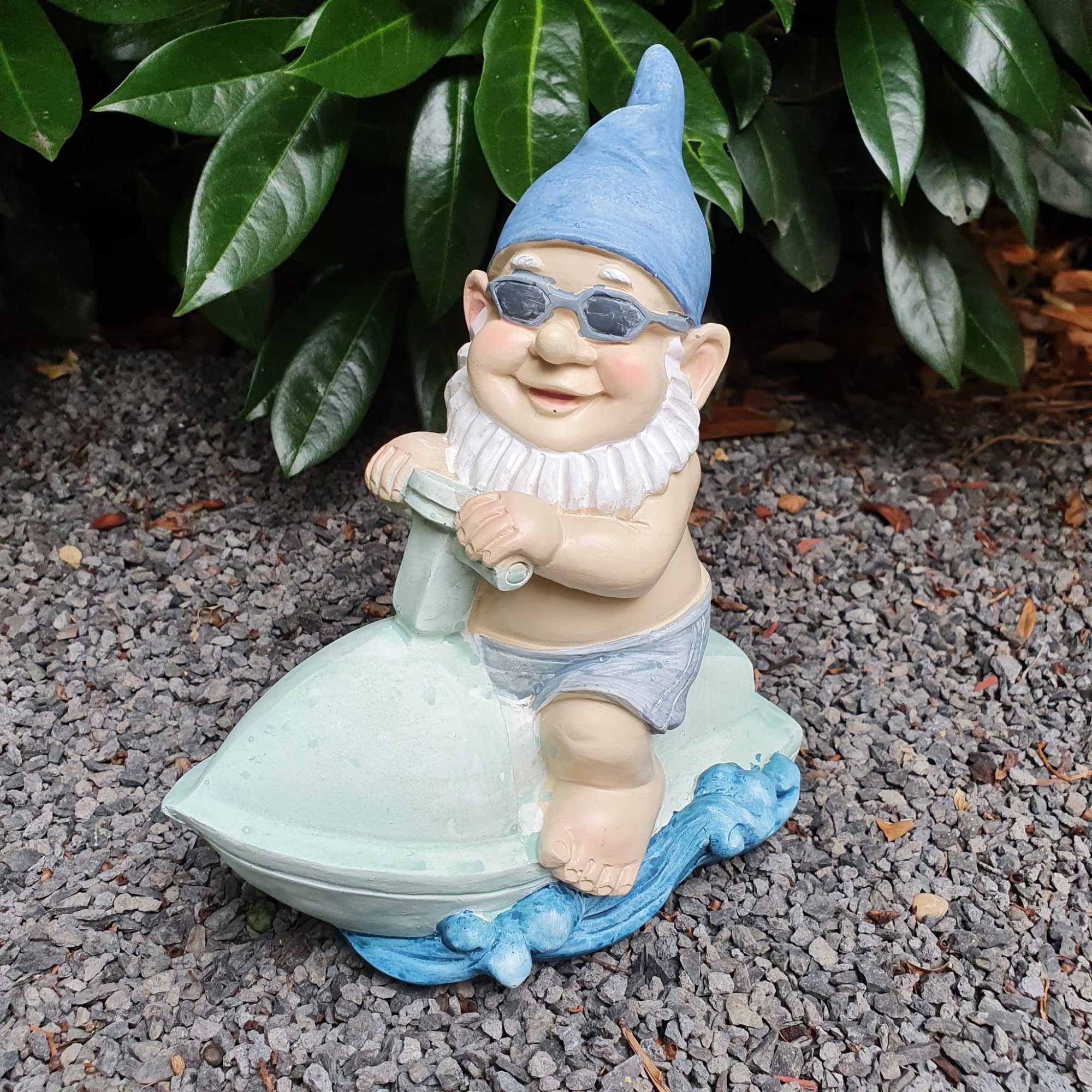 Aspinaworld Gartenfigur Gartenfigur Gartenzwerg mit Jetski 19 cm