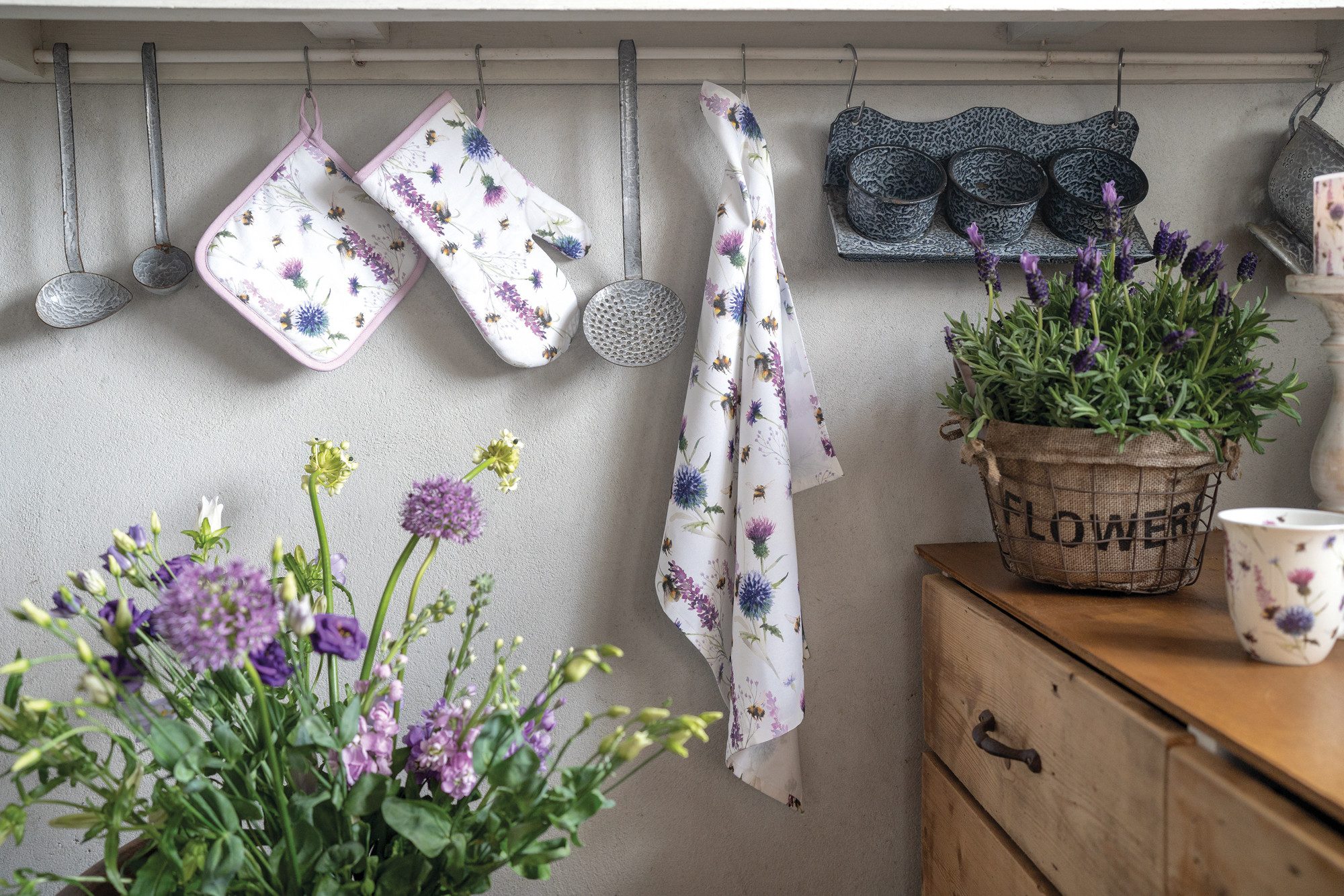 Ambiente® Geschirrtuch Bumblebees in the meadow, günstig online kaufen
