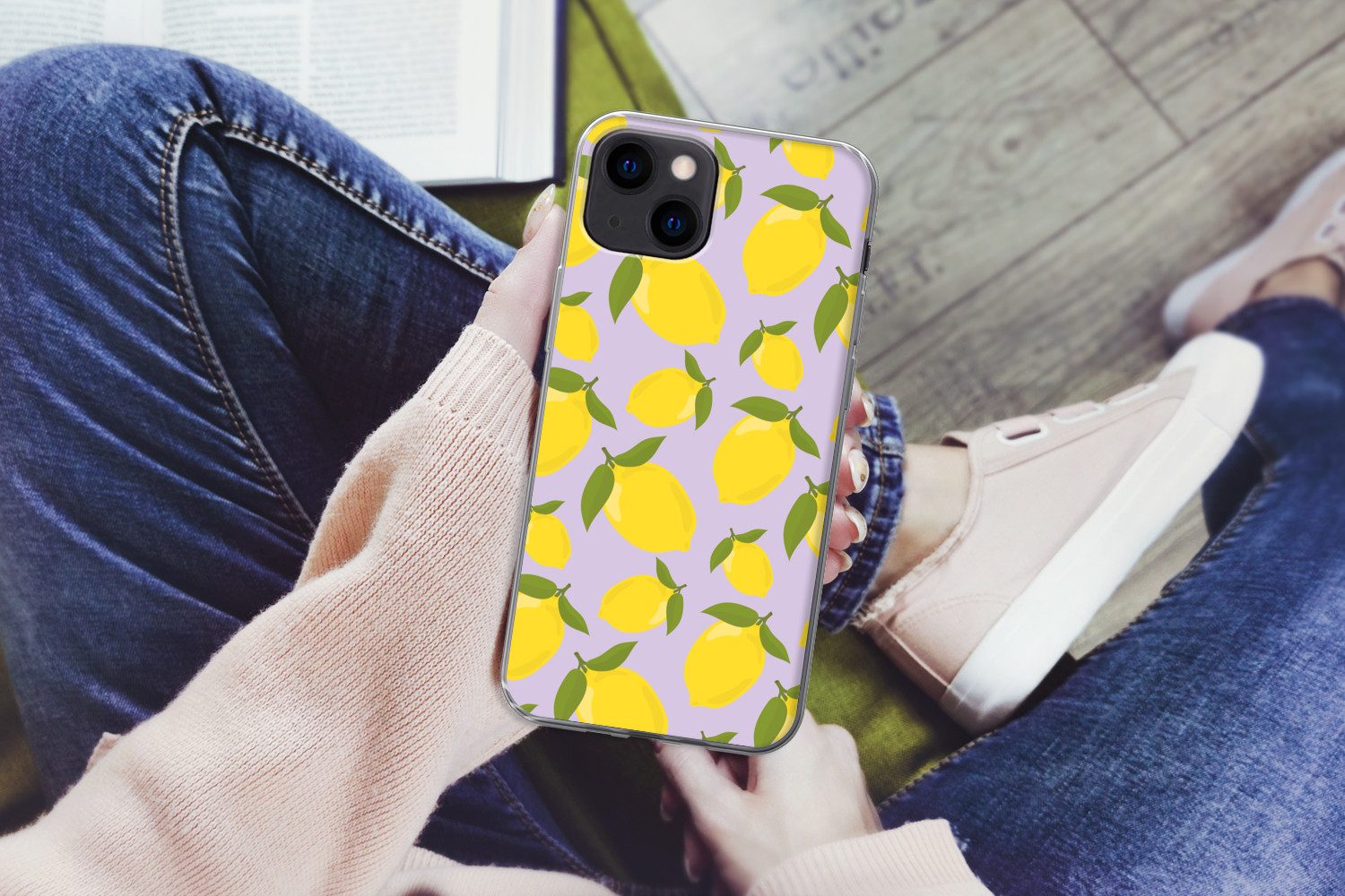MuchoWow Handyhülle für Apple iPhone 13 Muster Zitronen - Gelb - Lila - Muster - Früchte, Smartphone-Bumper, Print, Handy Schutzhülle Dünn