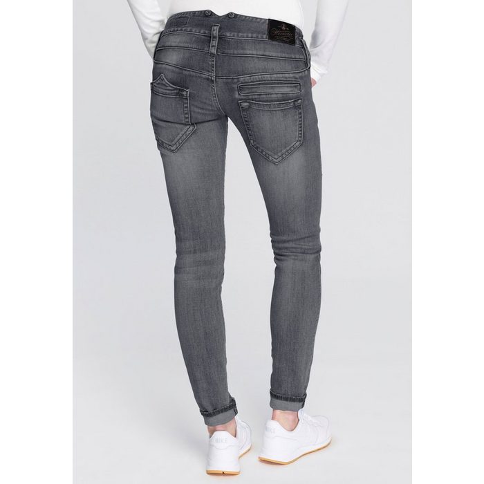 Herrlicher Slim-fit-Jeans PITCH SLIM DENIM BLACK CASHMERE TOUCH mit Badge