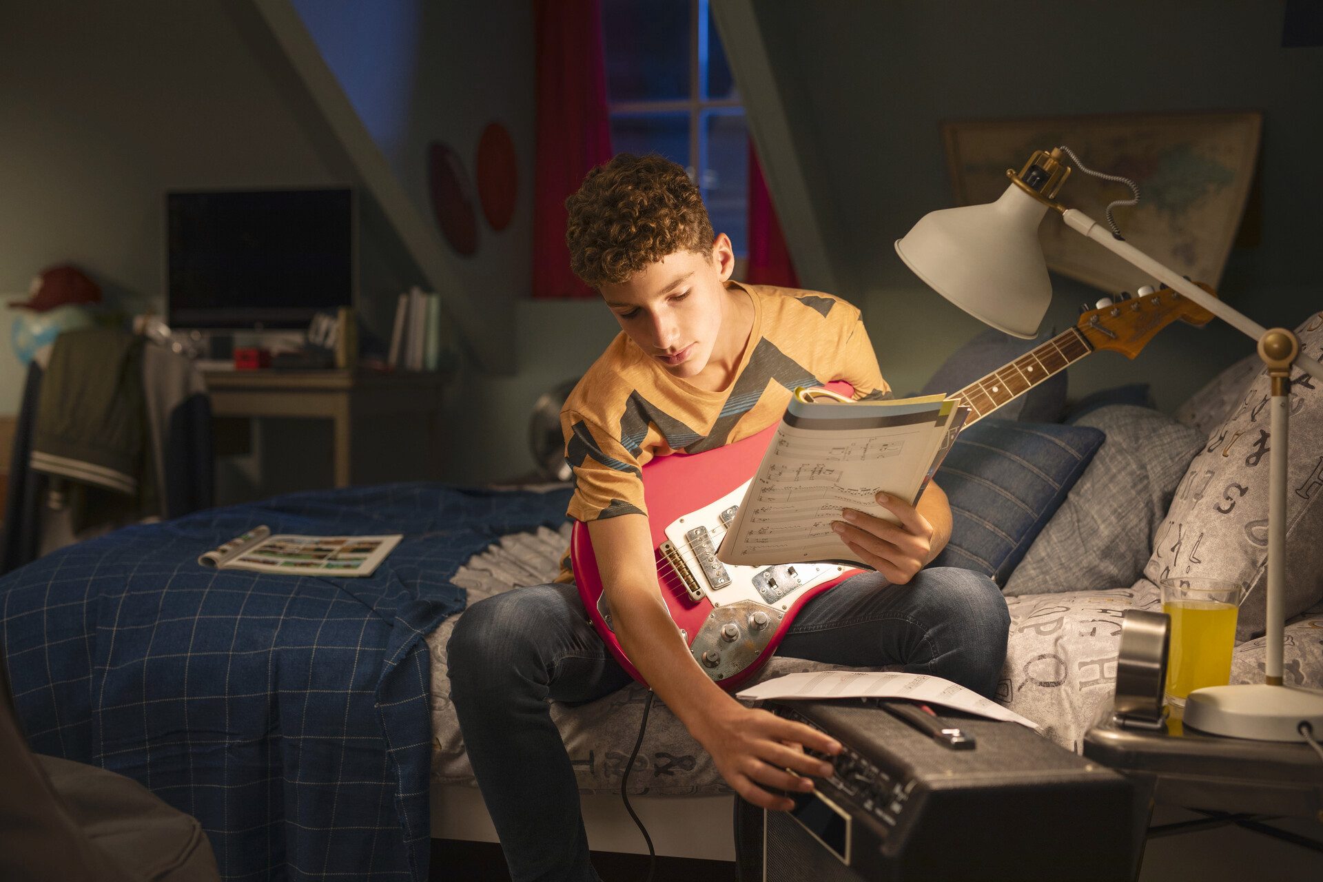 Philips Hue LED-Leuchtmittel LED classic Lampe 60W E14 Stabf. warmweiß 806lm klar, E14