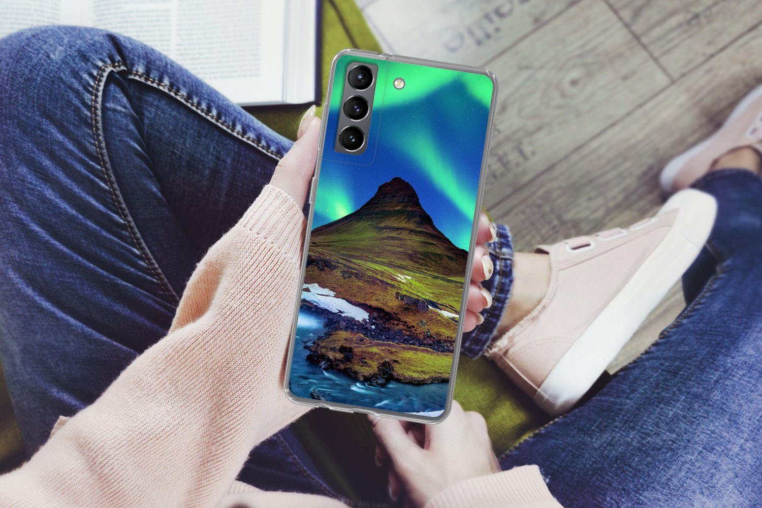 MuchoWow Handyhülle für Samsung Galaxy S21 Nordlicht - Sternenhimmel - Island - Berg - Grü, Phone Case, Silikon, Schutzhülle Dünn